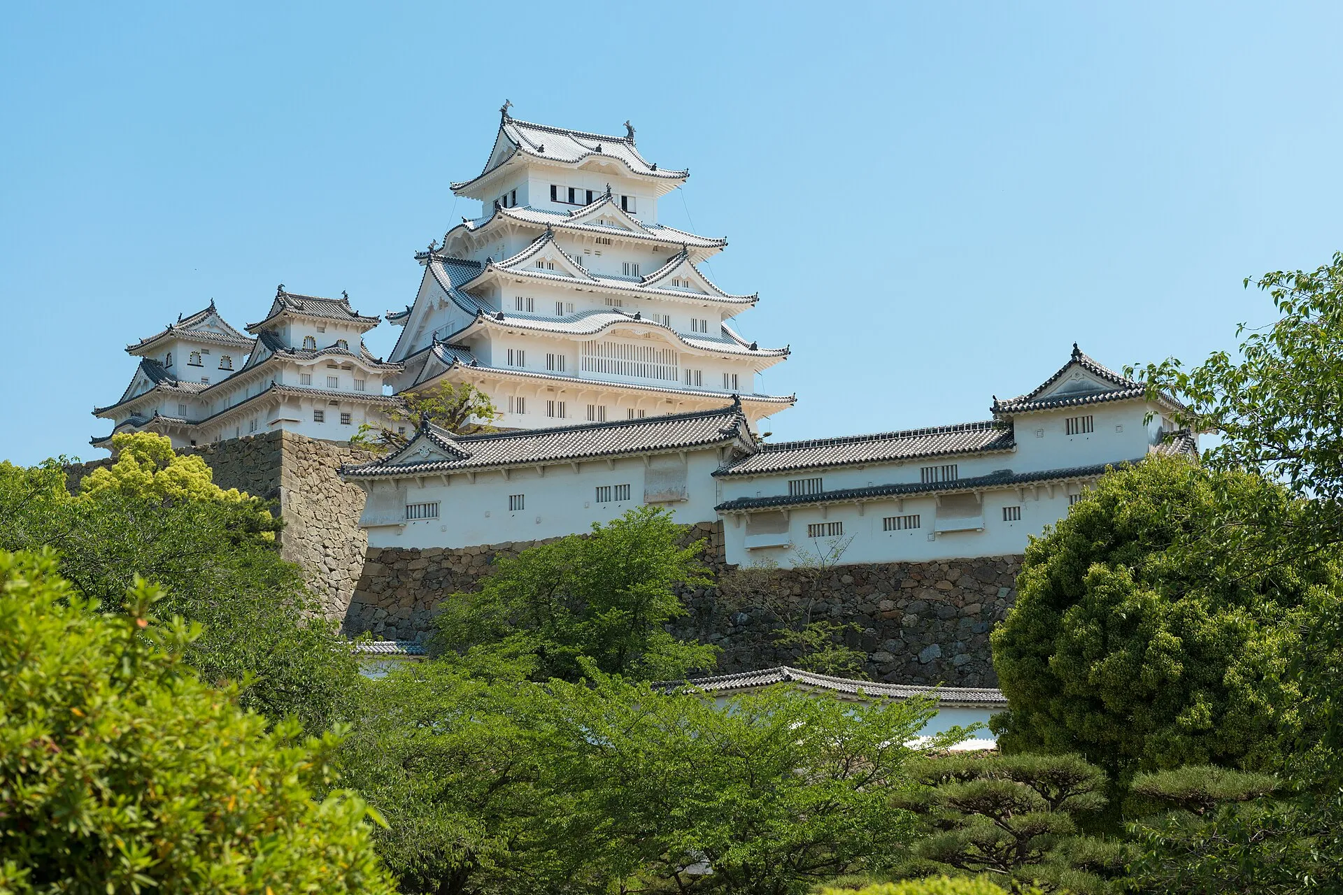 Der weiße Hauptturm der Himeji-Burg vor blauem Himmel
