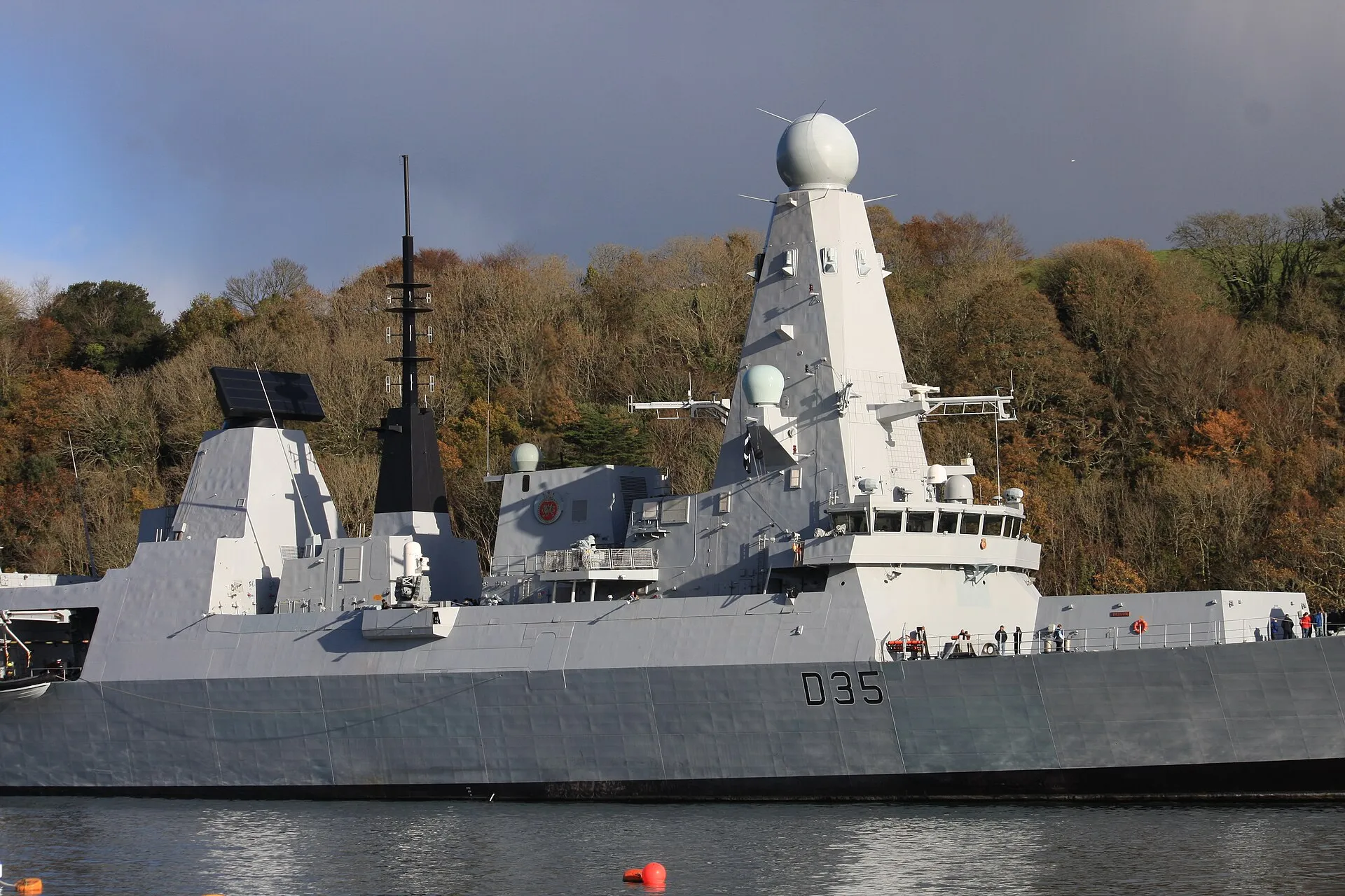 Zerstörer HMS Dragon mit rotem Drachen am Bug im Hafen