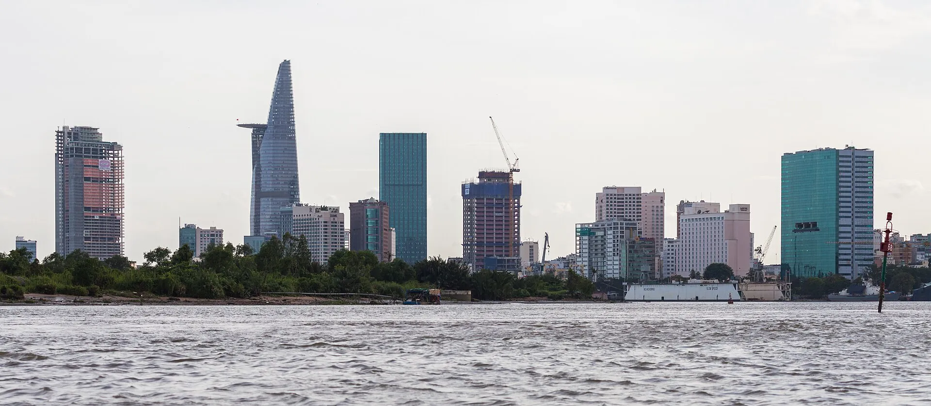 Skyline von Ho-Chi-Minh-Stadt am Saigon-Fluss