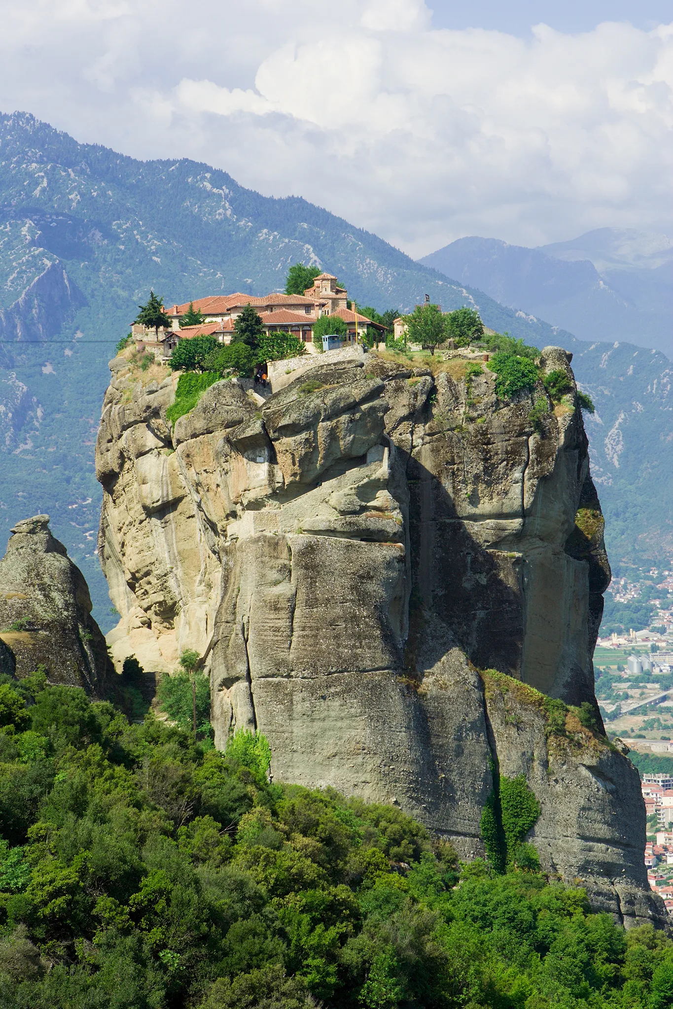 Kloster Agia Triada auf einem steilen Meteora-Felsen