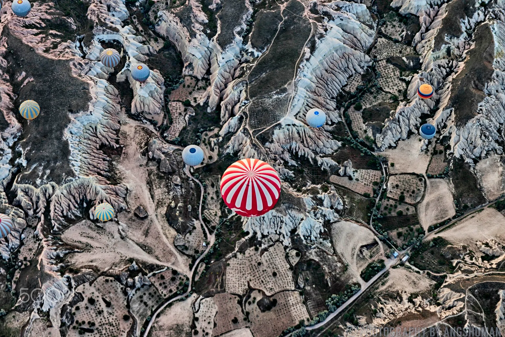Bunter Heißluftballon im Flug