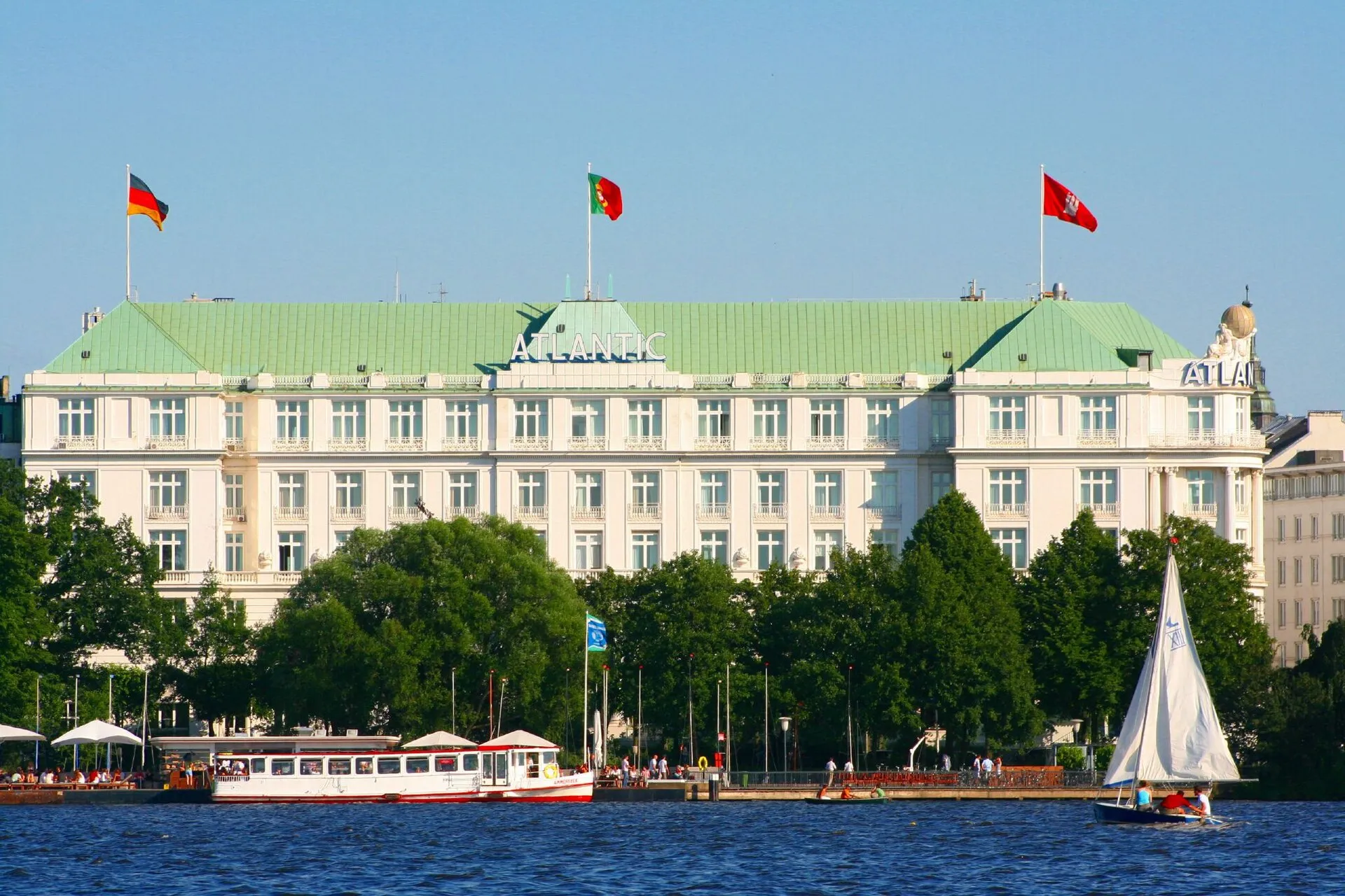 Weiße Fassade des Hotel Atlantic an der Außenalster