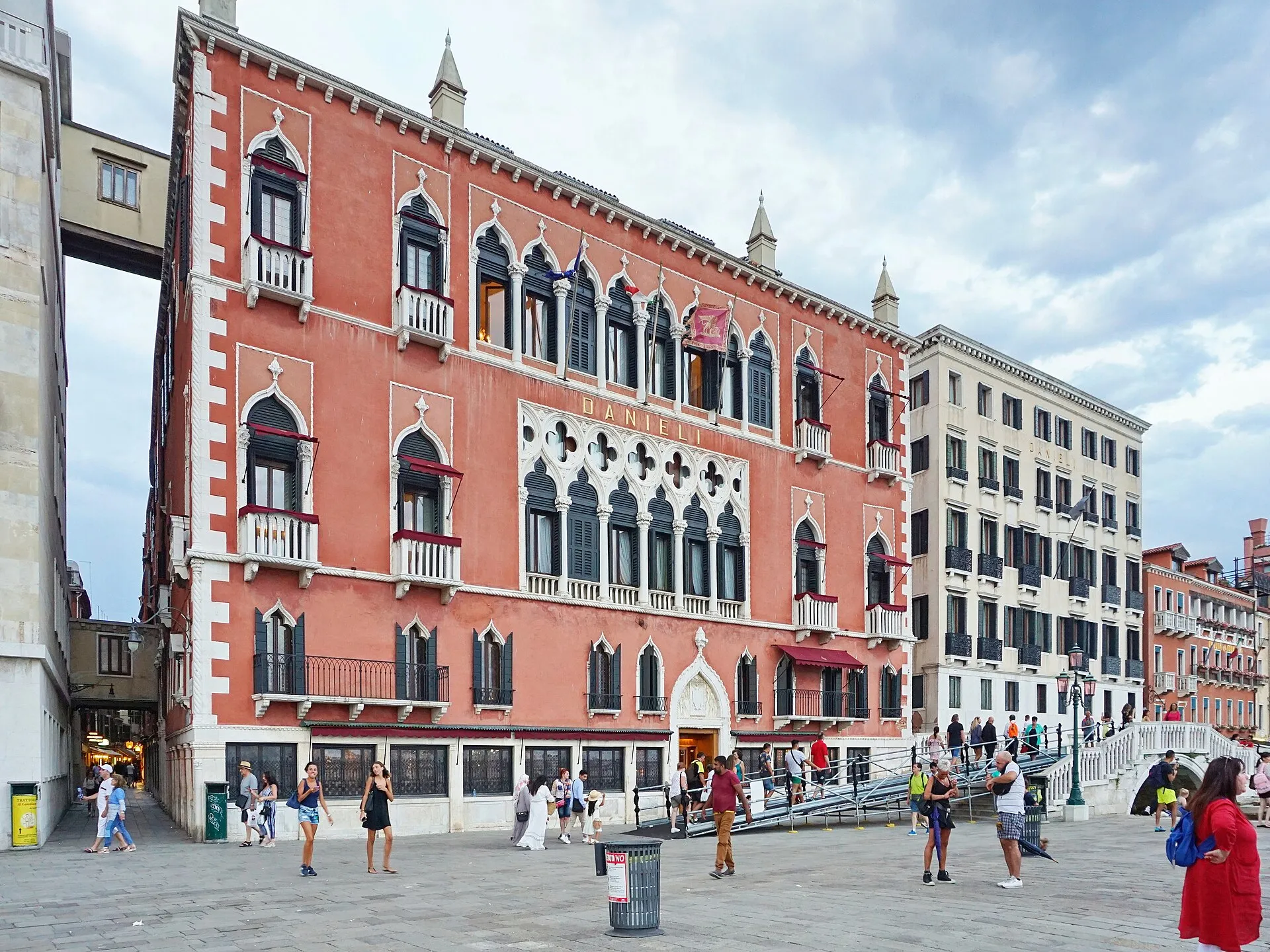 Die rote gotische Fassade des Hotel Danieli an der Riva degli Schiavoni in Venedig