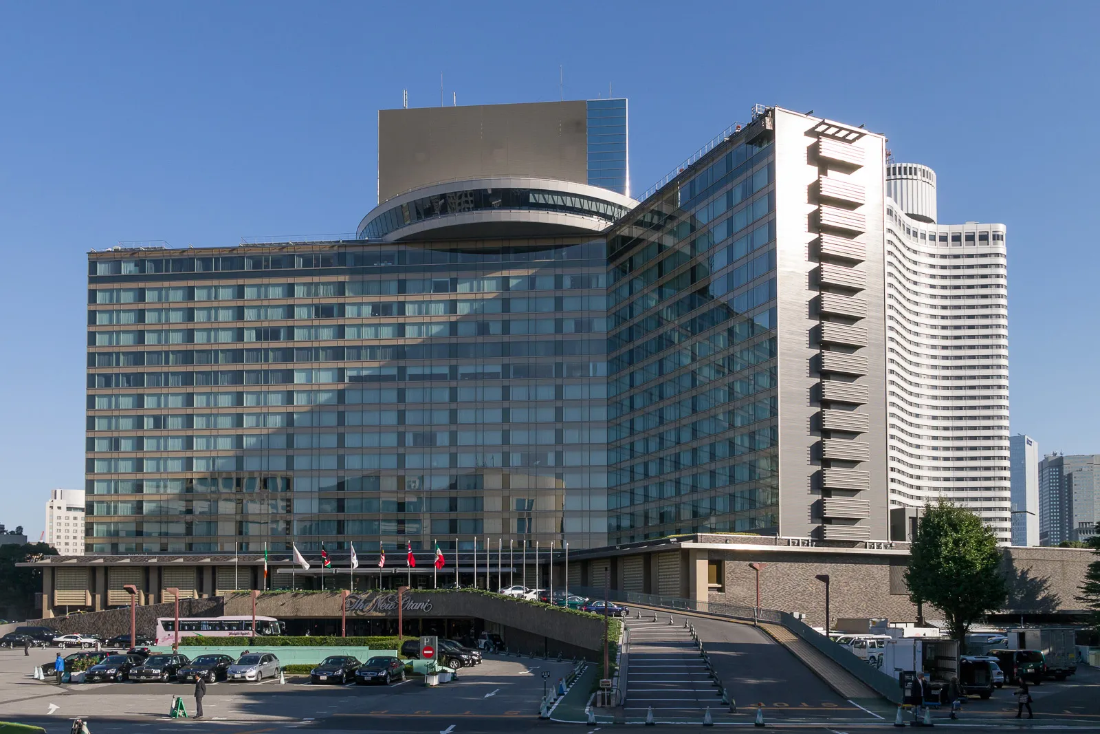 Das Hauptgebäude des Hotel New Otani in Tokio mit dem runden Drehrestaurant auf dem Dach