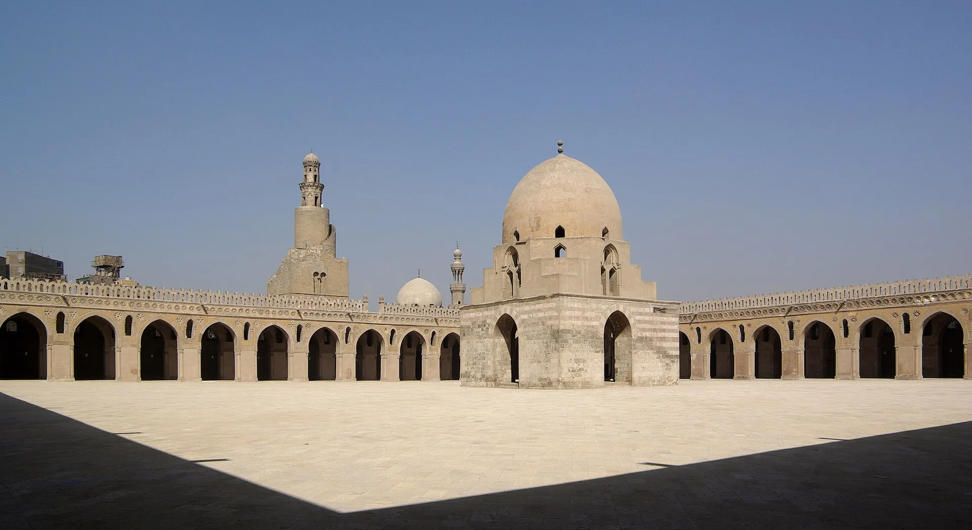 Innenhof der Ibn-Tulun-Moschee in Kairo mit umlaufenden Arkaden und dem Brunnenbau in der Mitte