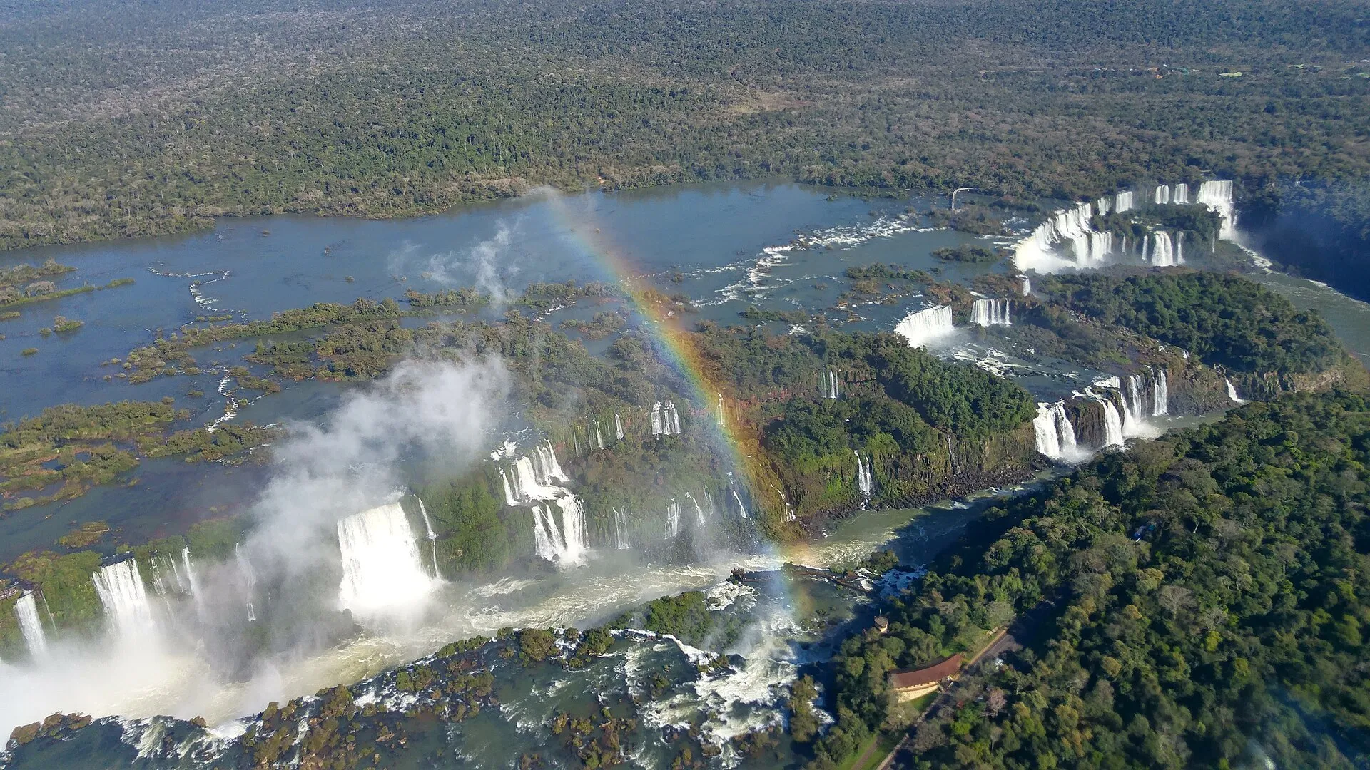 Luftaufnahme der breiten Iguaçu-Wasserfälle zwischen dichtem subtropischem Wald