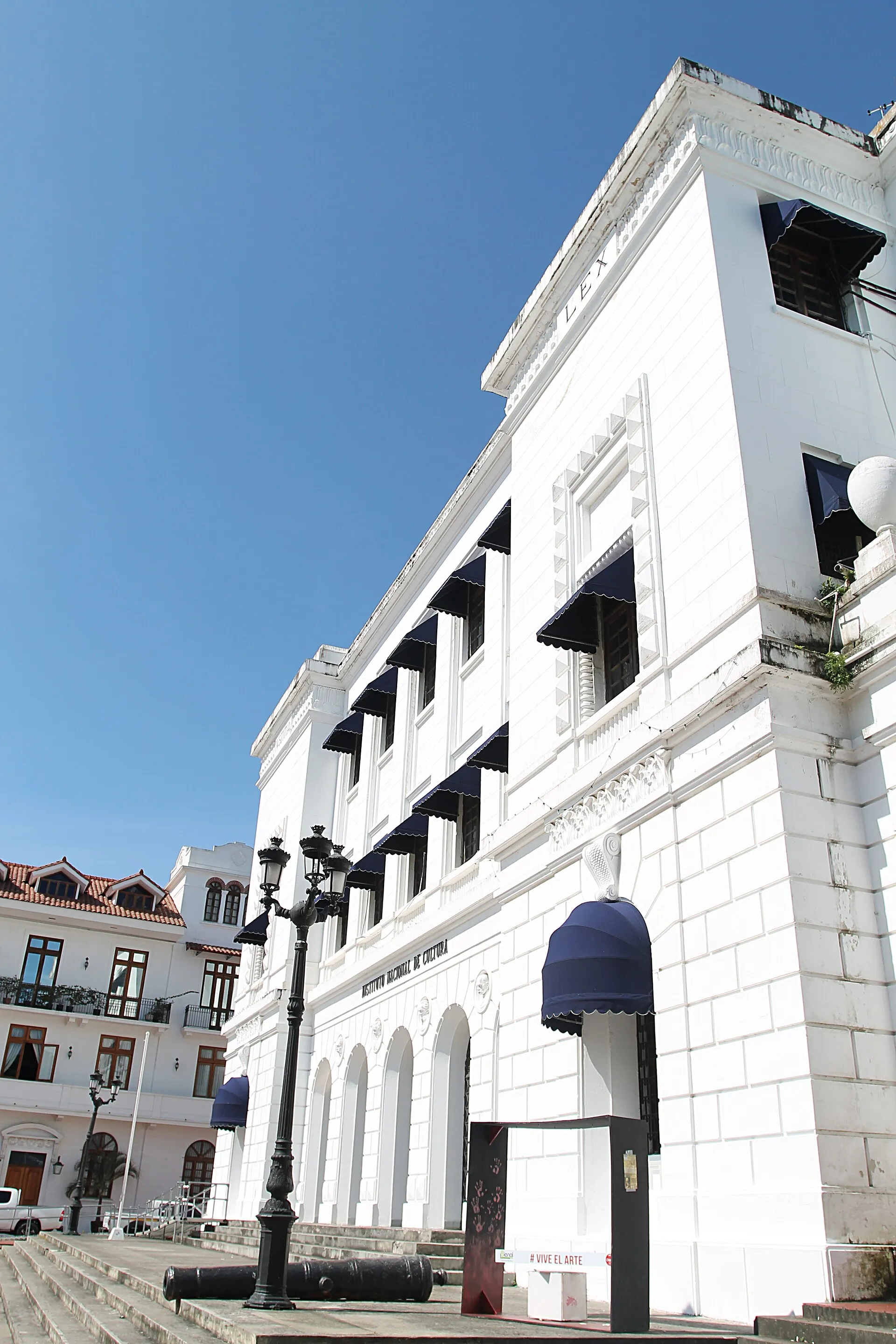 Weißes Gebäude des Instituto Nacional de Cultura in Panama-Stadt