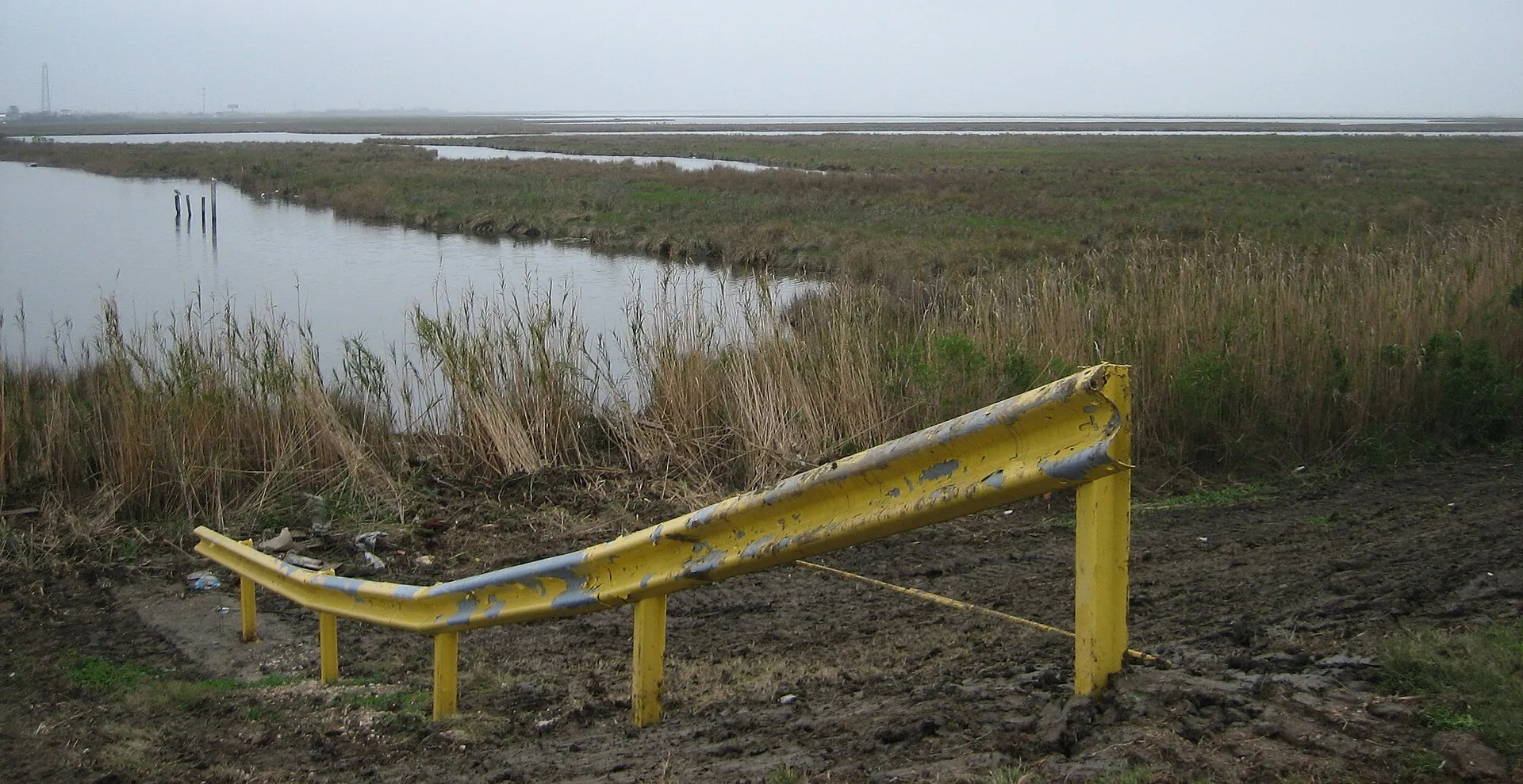 Wasserlauf im Irish Bayou östlich von New Orleans mit Bootsstegen, Pfahlbauten und flachem Sumpfland