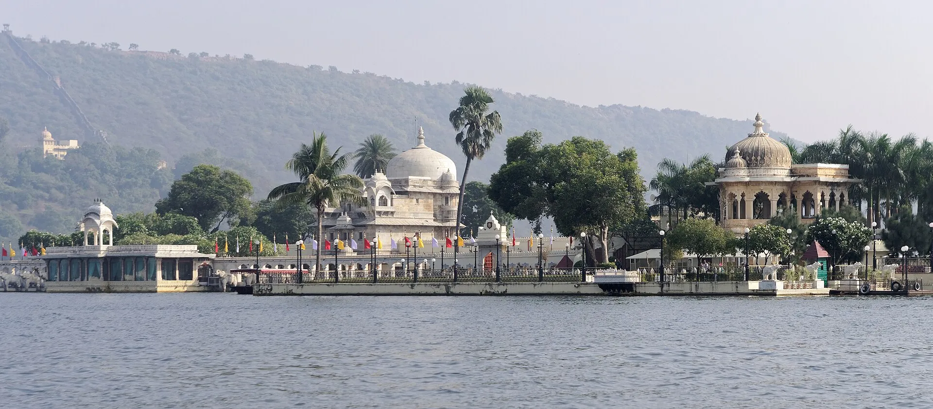 Jag Mandir auf einer Insel im Pichhola-See