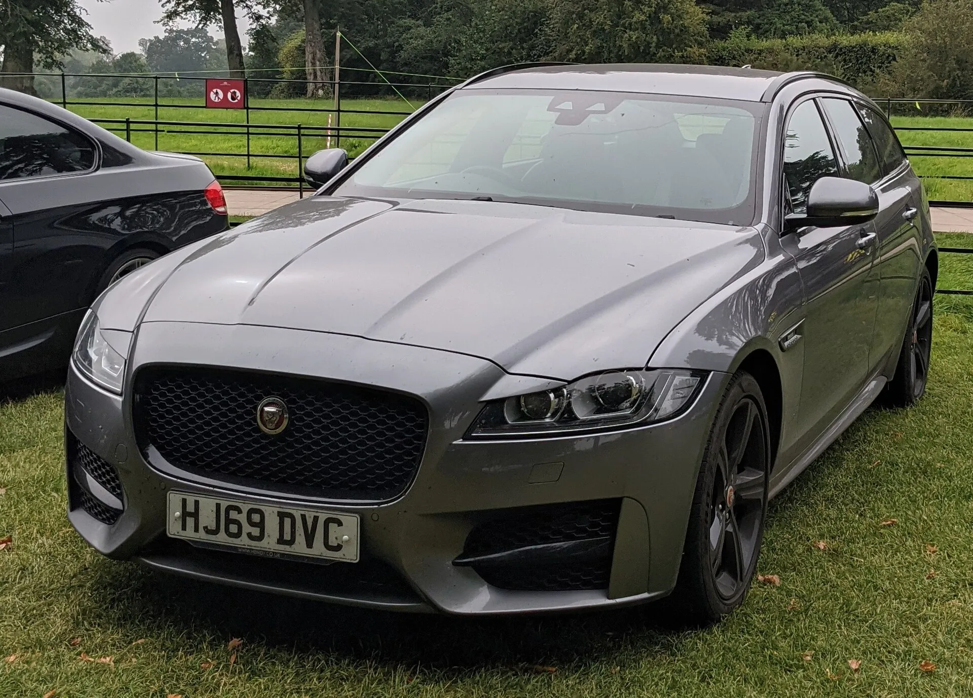 Grauer Jaguar XF R-Sport schräg von vorn