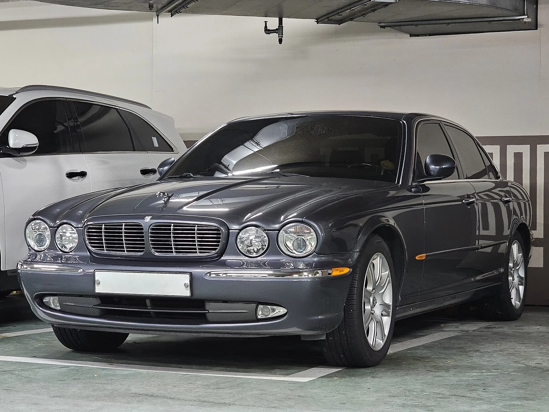 Dunkelgrauer Jaguar XJ8 der Baureihe X350 in einer Garage
