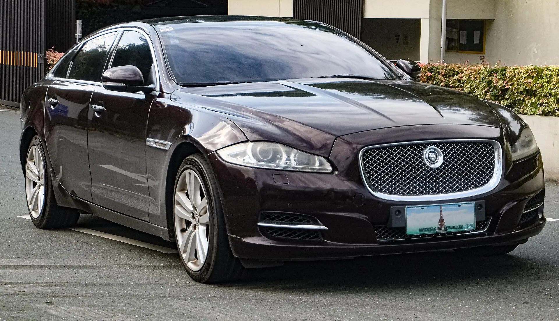 Dunkler Jaguar XJ L der Baureihe X351