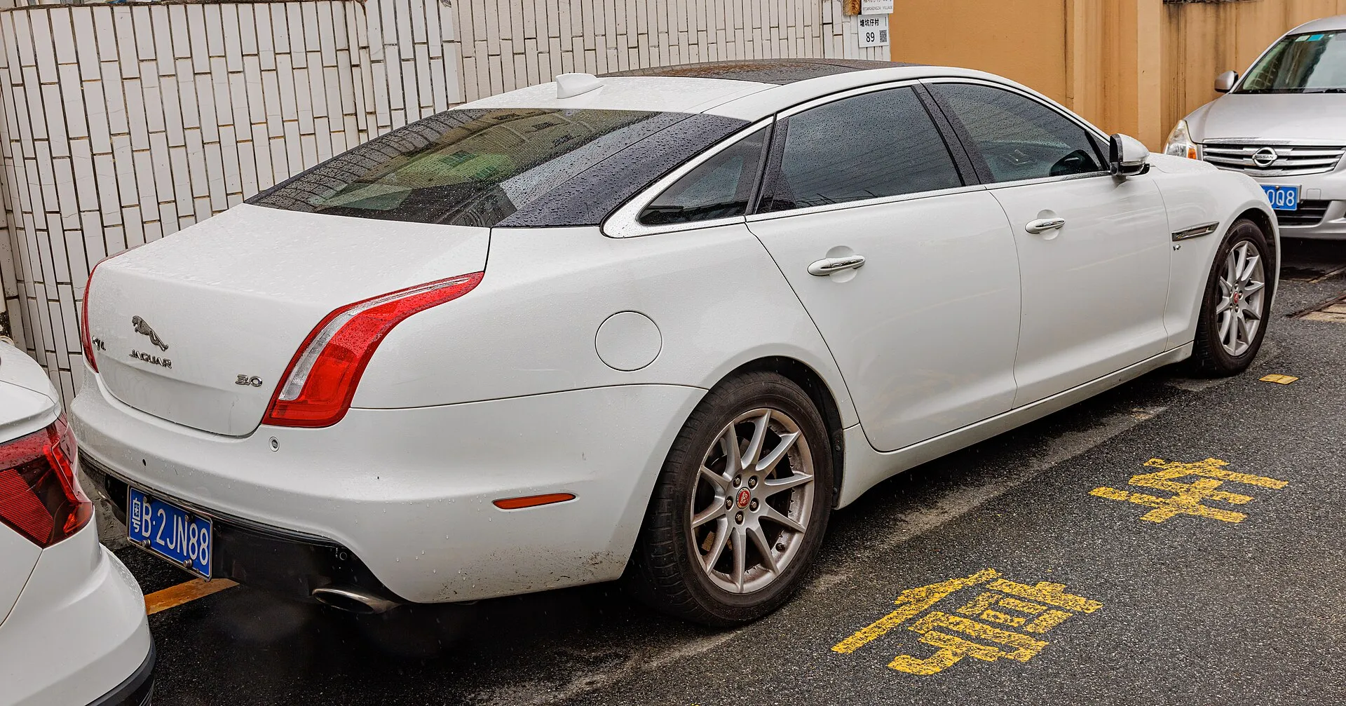 Weißer Jaguar XJ L der Baureihe X351 von der Seite