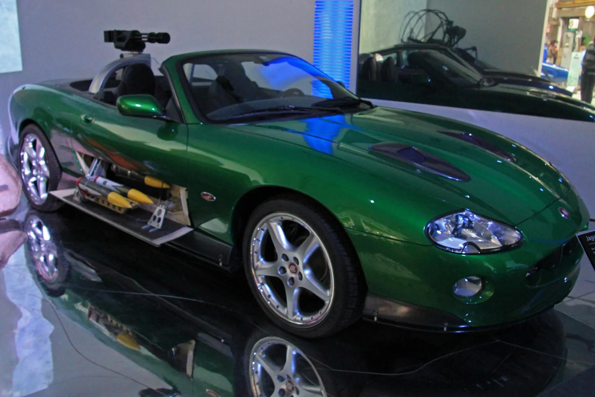 Grüner Jaguar XKR aus dem Film mit ausgefahrener Seitenrakete und Minigun