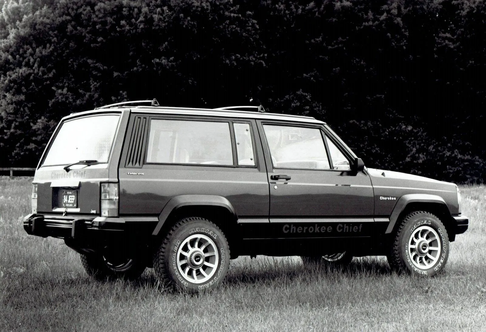 Jeep Cherokee Chief XJ des Modelljahrs 1984 in einer Werksaufnahme