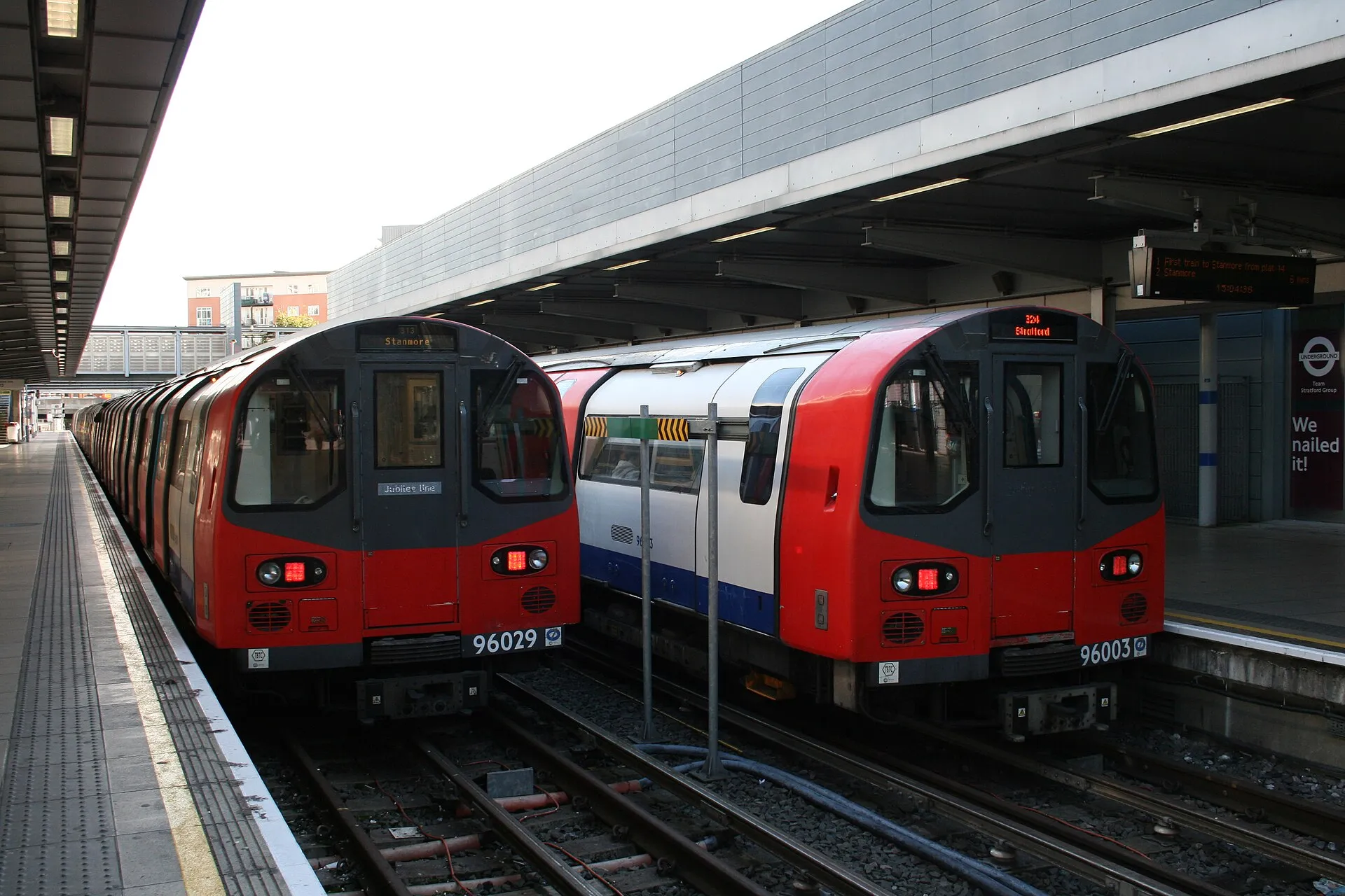 Zwei Züge des London-Underground-Typs 1996 Stock