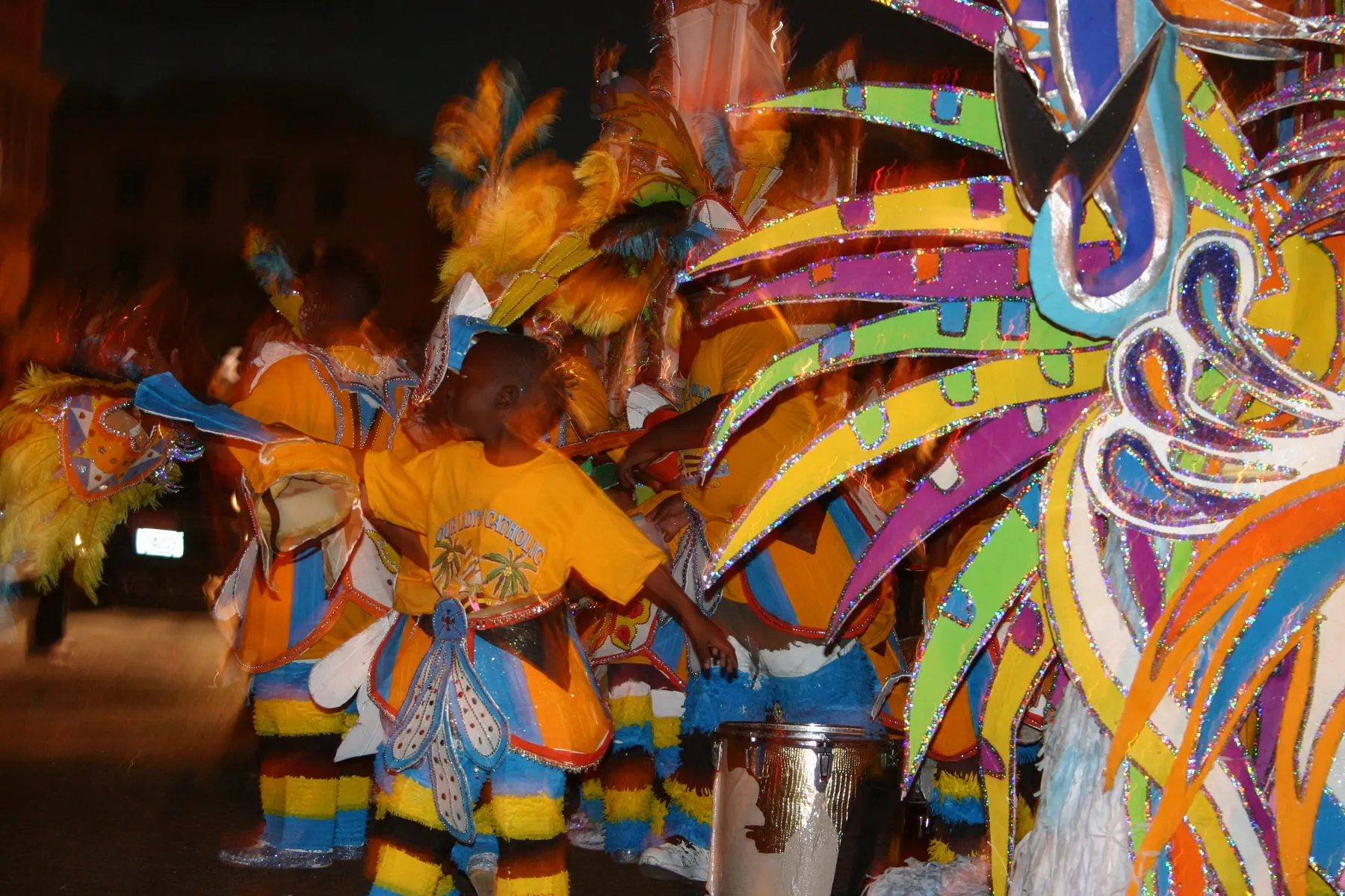Nächtlicher Junkanoo-Umzug in Nassau mit Trommlern in bunten Kostümen aus Krepppapier