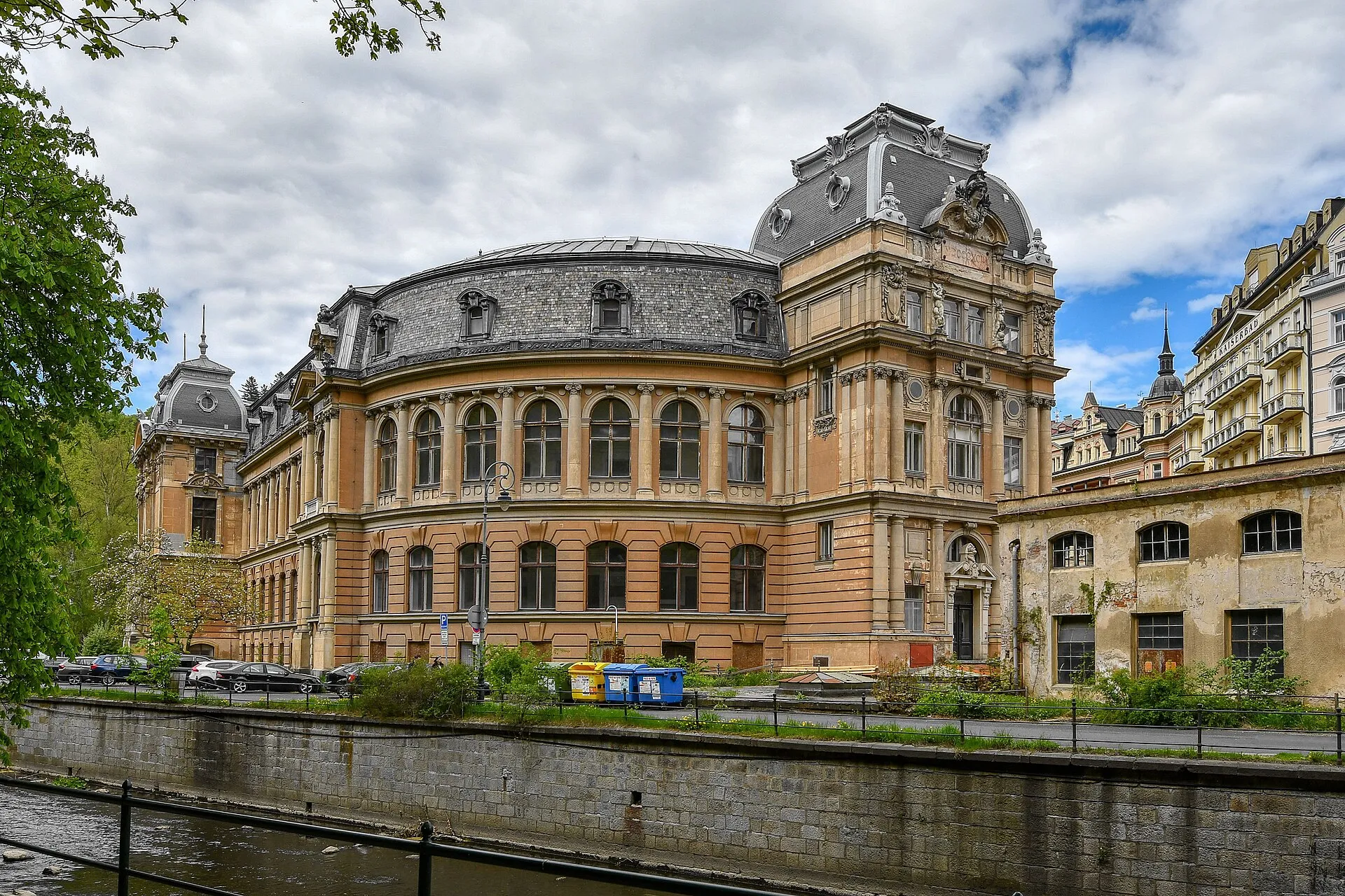 Rückwärtige Außenansicht des historischen Kaiserbads in Karlovy Vary