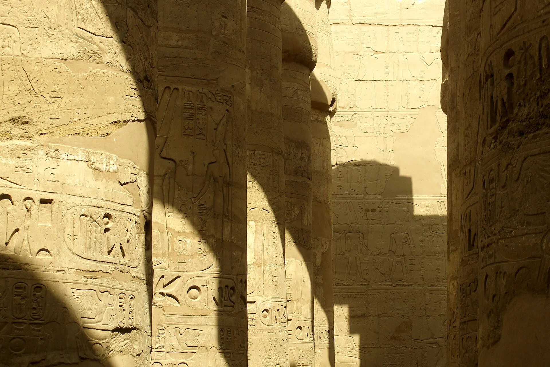 Reihen mächtiger Papyrussäulen im Großen Säulensaal des Tempels von Karnak
