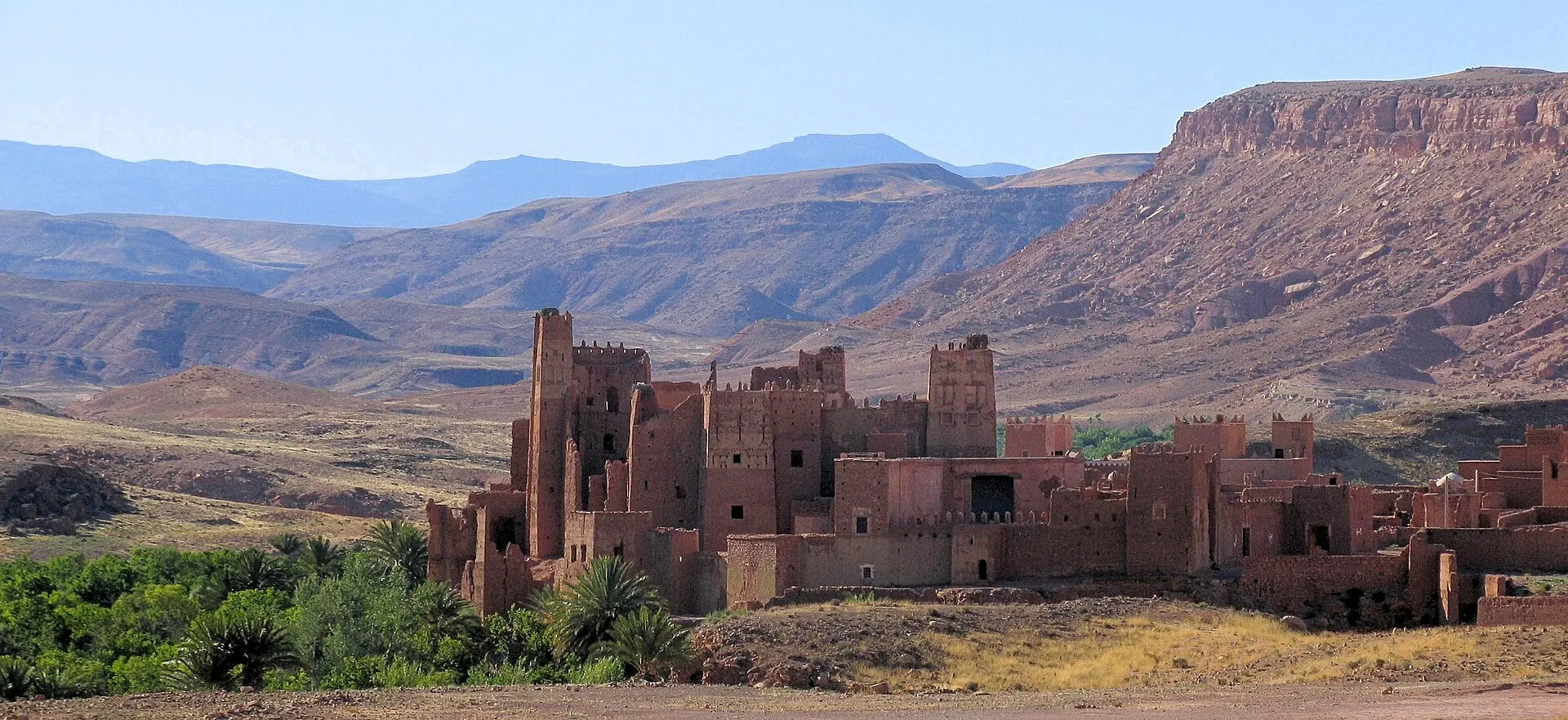 Lehmfestung Kasbah Tamdaght vor felsigen Bergen