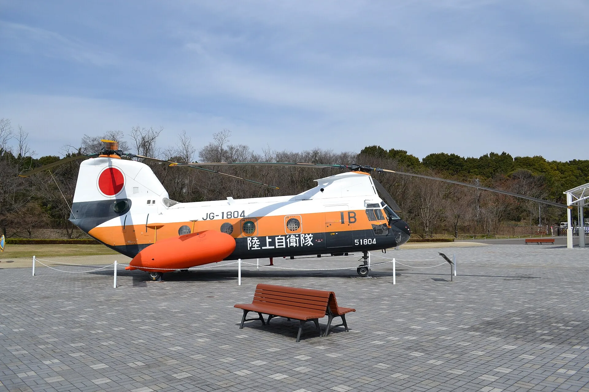 Weiß-oranger Tandemrotor-Hubschrauber Kawasaki KV-107IIA-4 der japanischen Bodenselbstverteidigungsstreitkräfte auf einem Museumsvorplatz