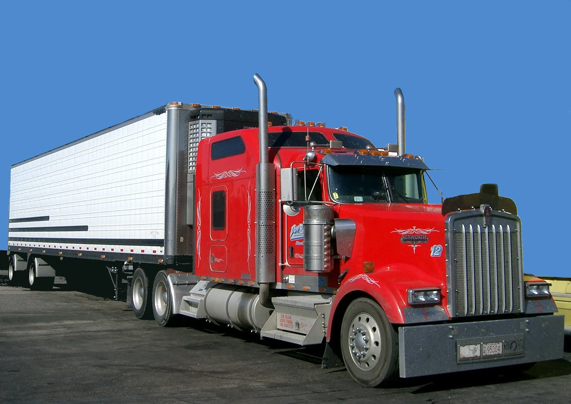 Roter Kenworth W900 mit Tankauflieger