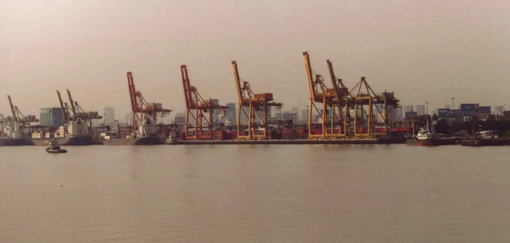 Kräne im Hafen von Bangkok