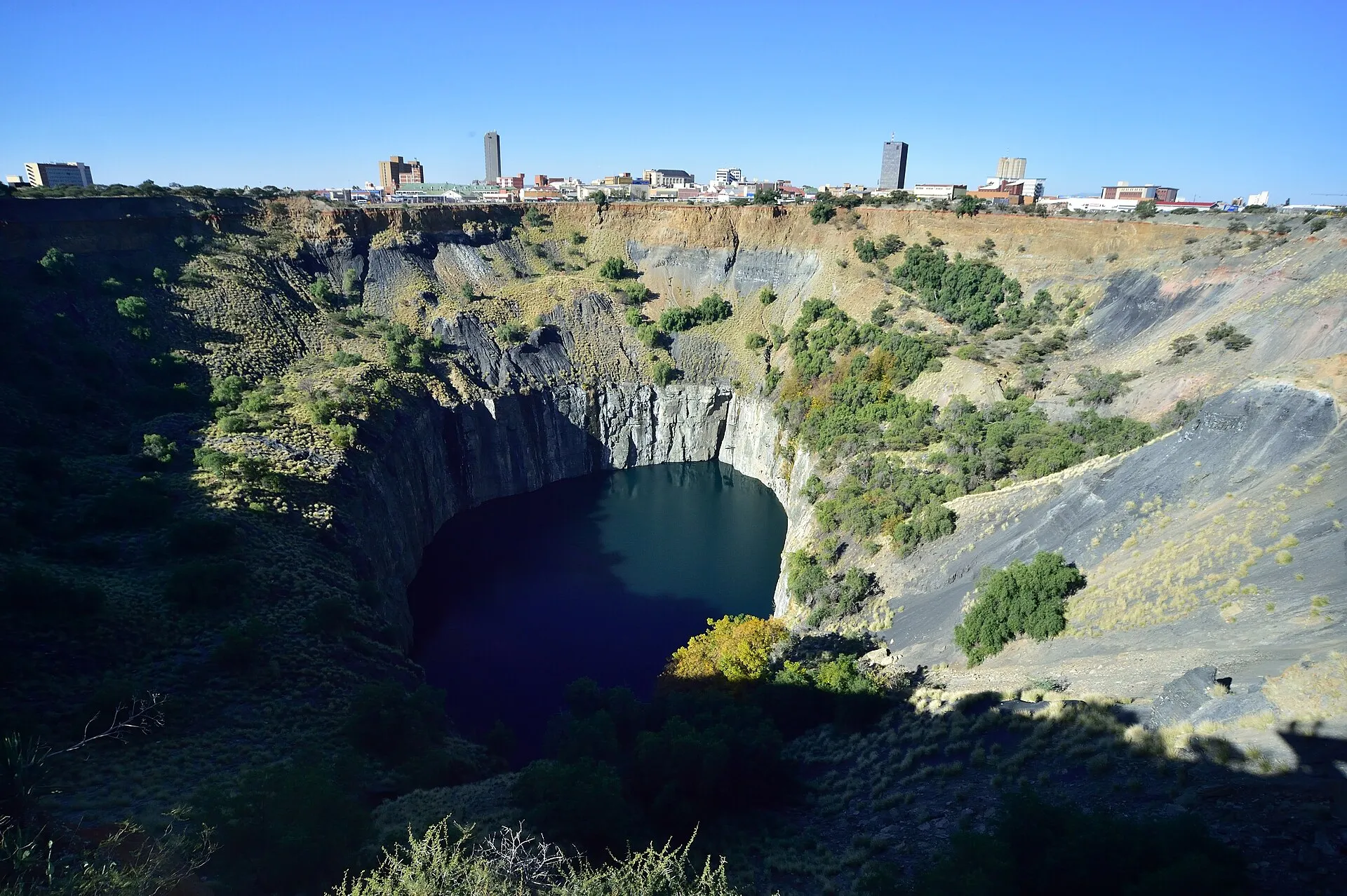 Das wassergefüllte Big Hole, die alte Diamantenmine von Kimberley, vor der Stadtsilhouette