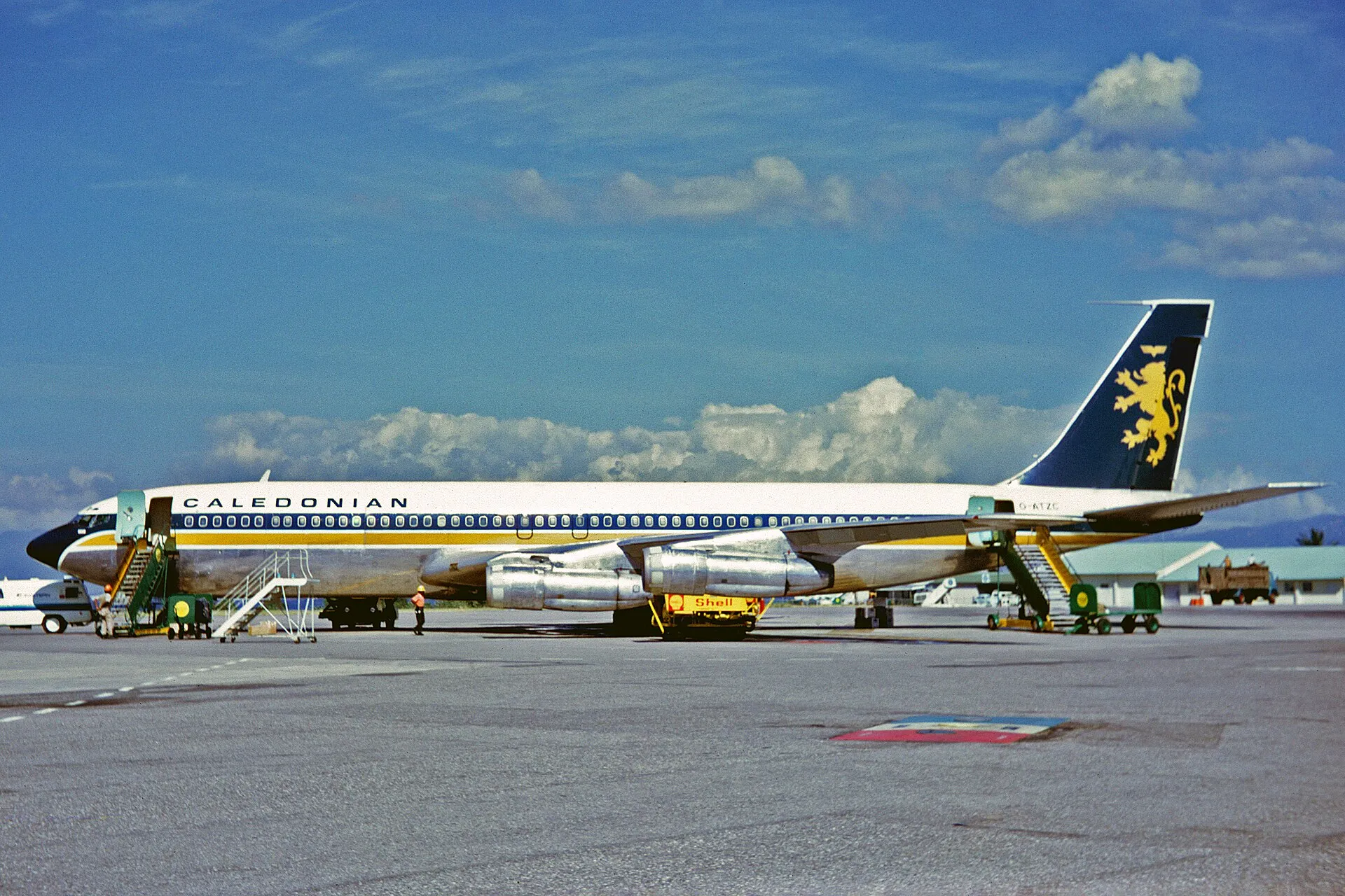 Eine Boeing 707 der Caledonian Airways steht 1971 auf dem Vorfeld des Flughafens von Kingston