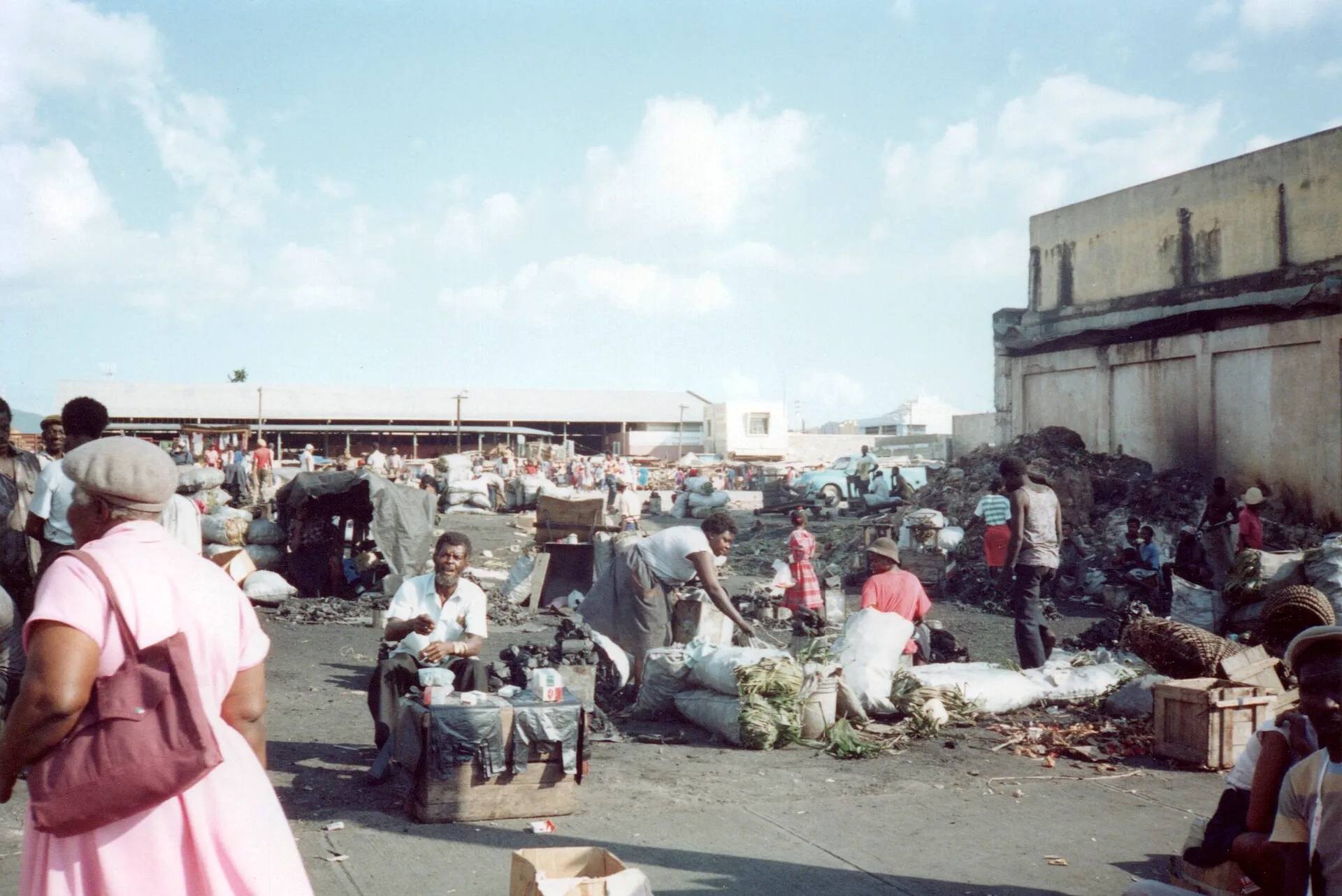 Straßenhändler mit Säcken, Kisten und Gemüse auf einem Markt in der Innenstadt von Kingston, 1990