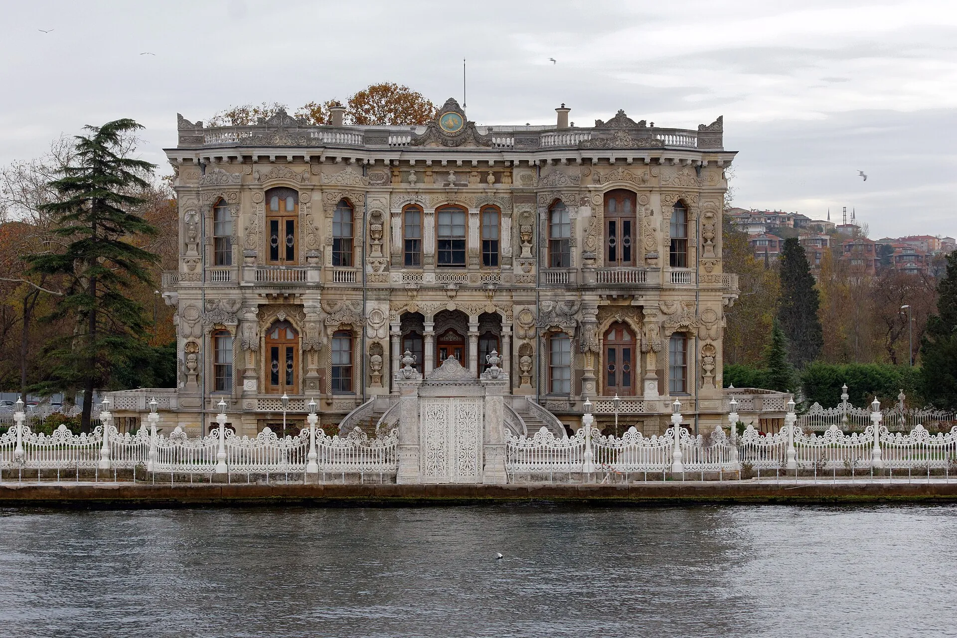 Küçüksu-Palast mit seiner hellen Fassade direkt am Bosporus