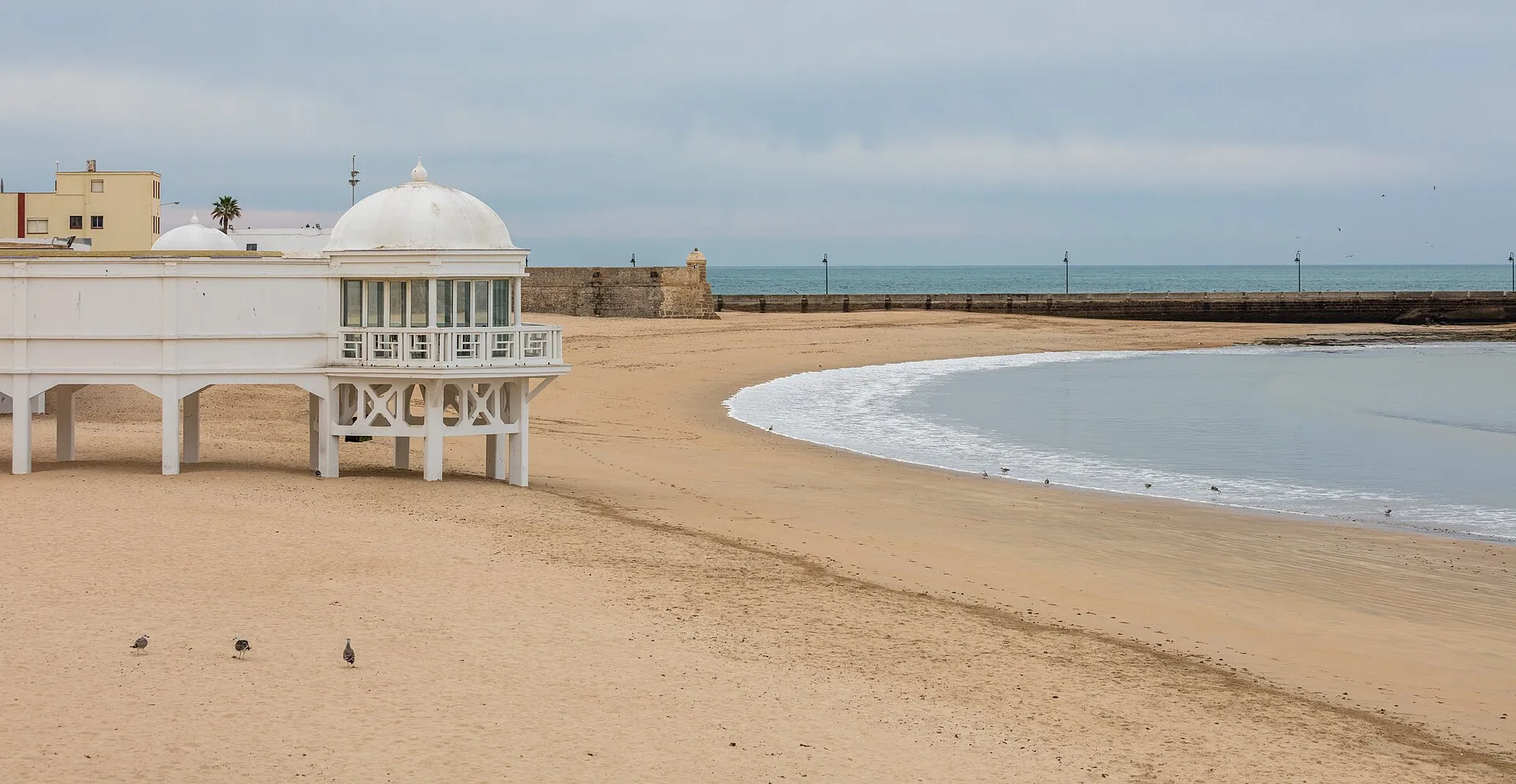 Playa de La Caleta in Cádiz mit dem weißen Balneario de la Palma am Strand