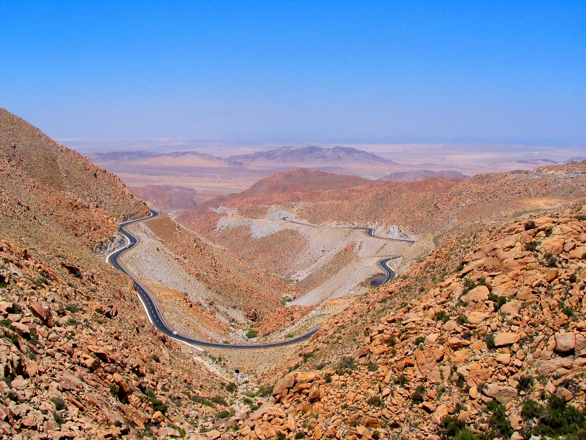 Serpentinenstraße durch die Felsen von La Rumorosa