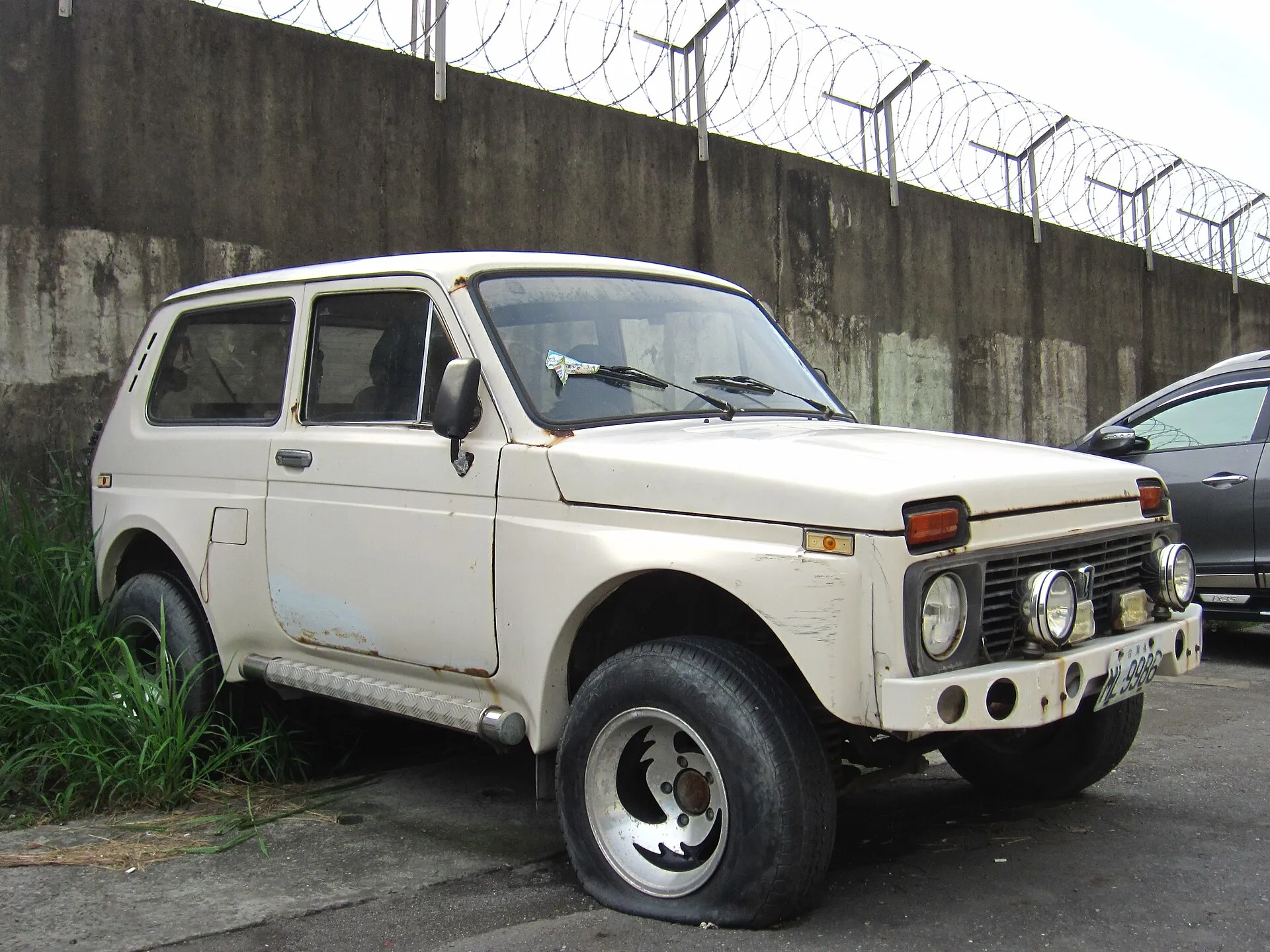 Klassischer dreitüriger Lada Niva auf einer Straße