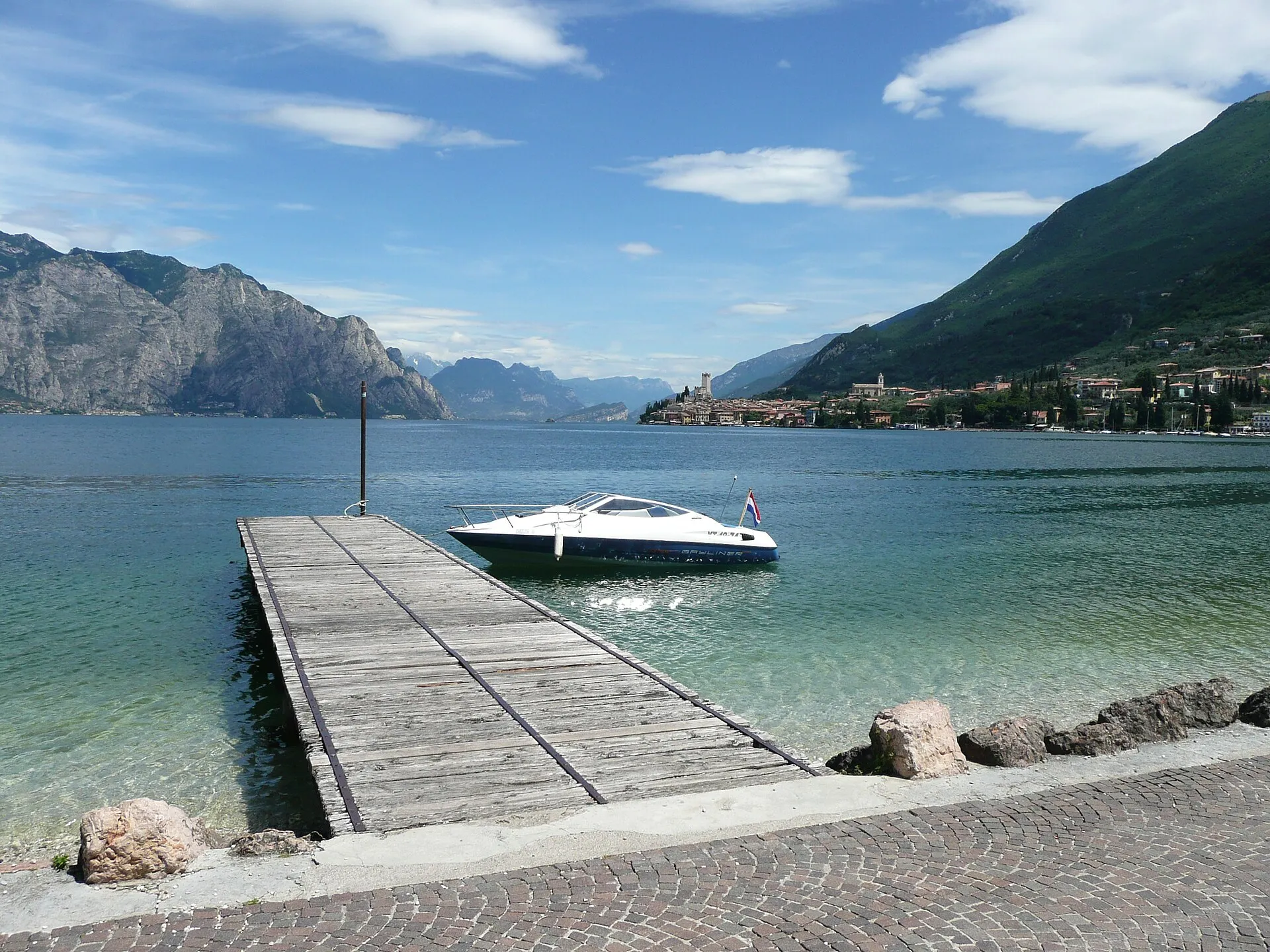 Gardasee mit Malcesine und steilen Bergen