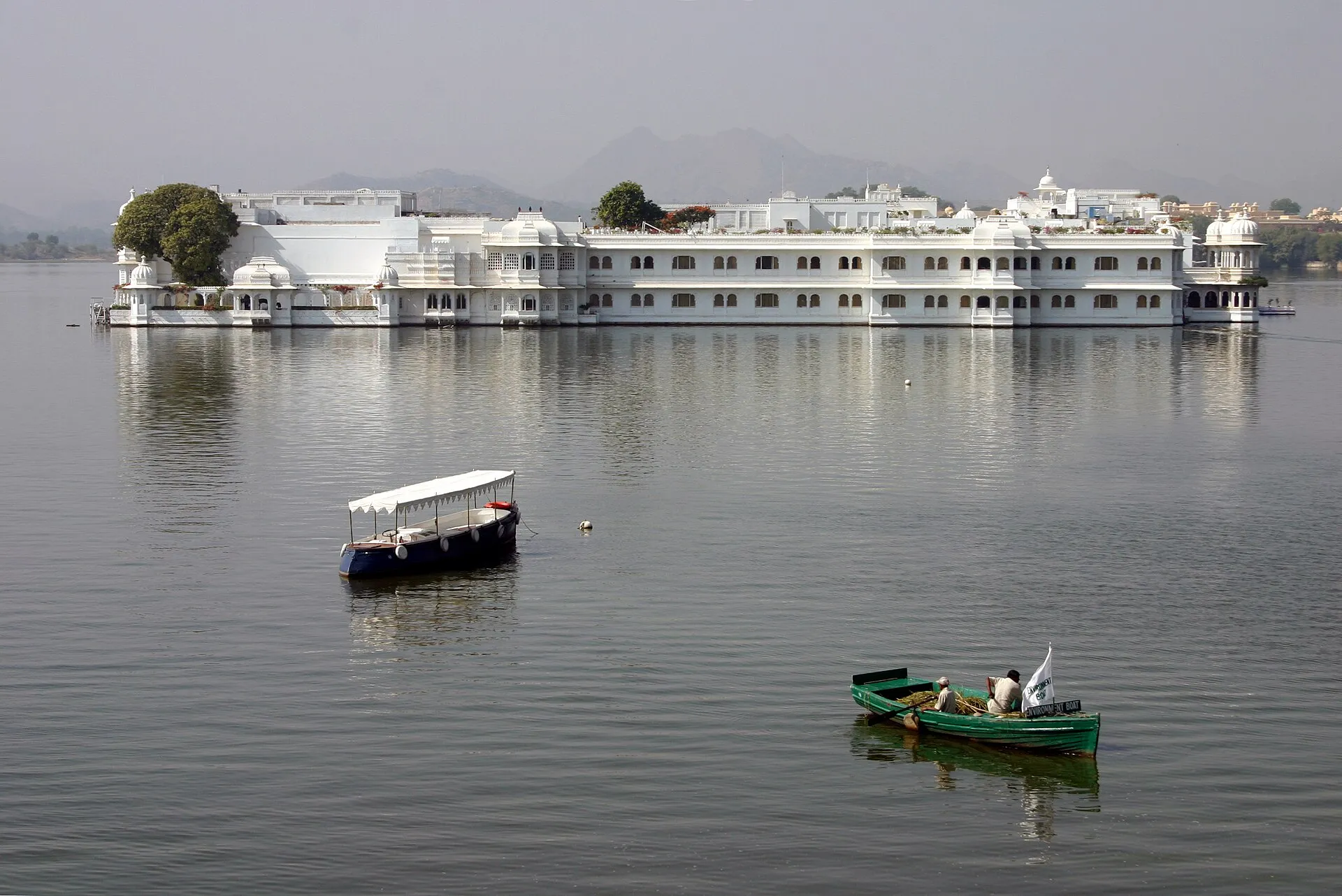 Lake Palace im Pichhola-See vor Udaipurs Stadtpalast