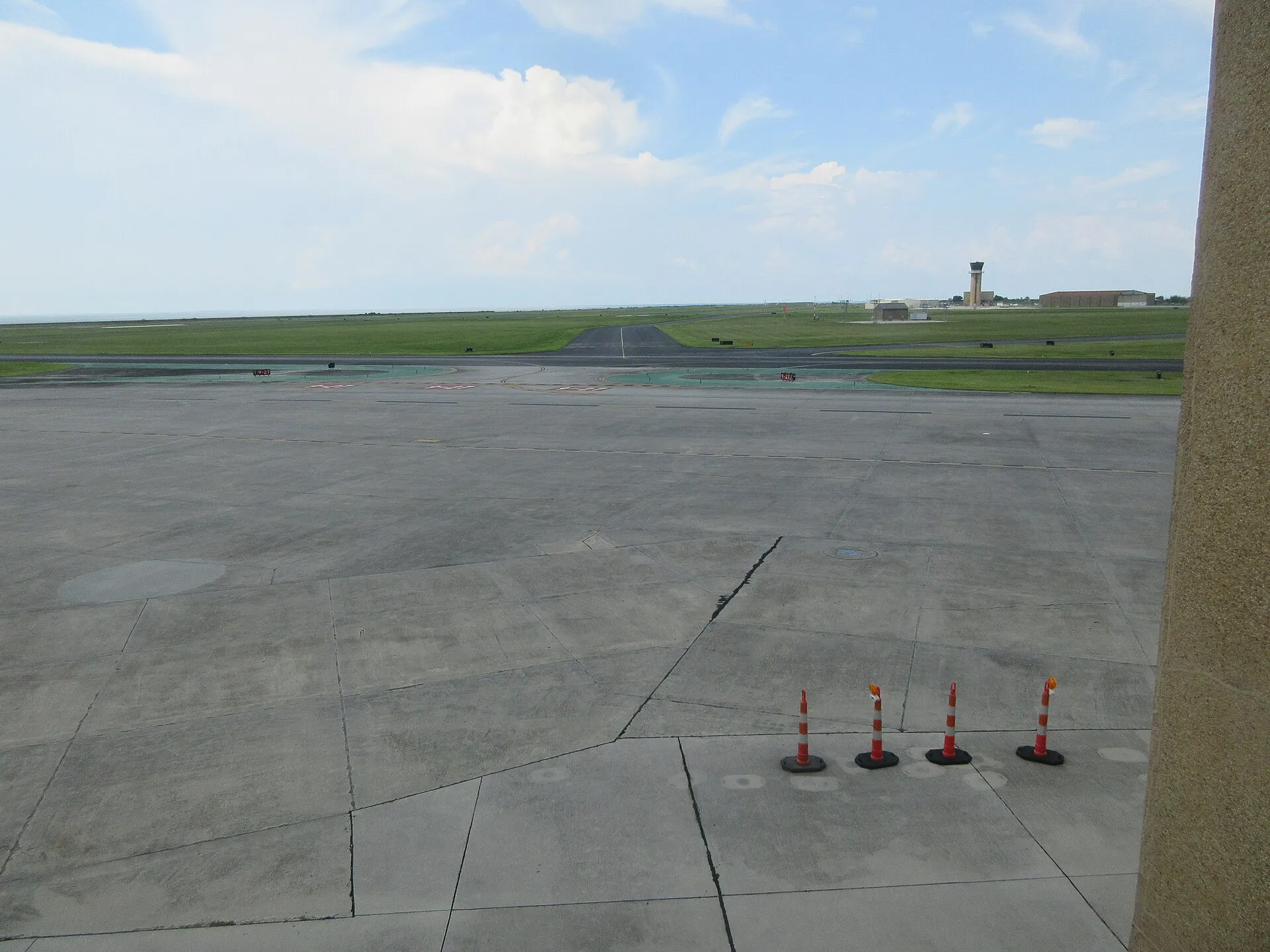 Rollfeld und Start- und Landebahn des New Orleans Lakefront Airport unter bewölktem Himmel