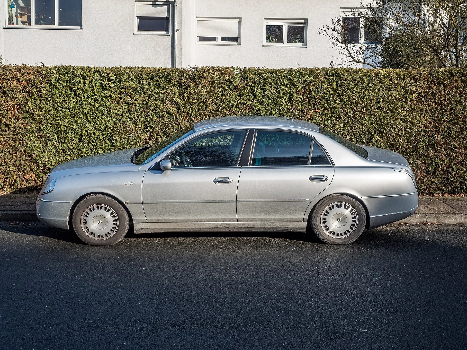 Silberner Lancia Thesis in Seitenansicht