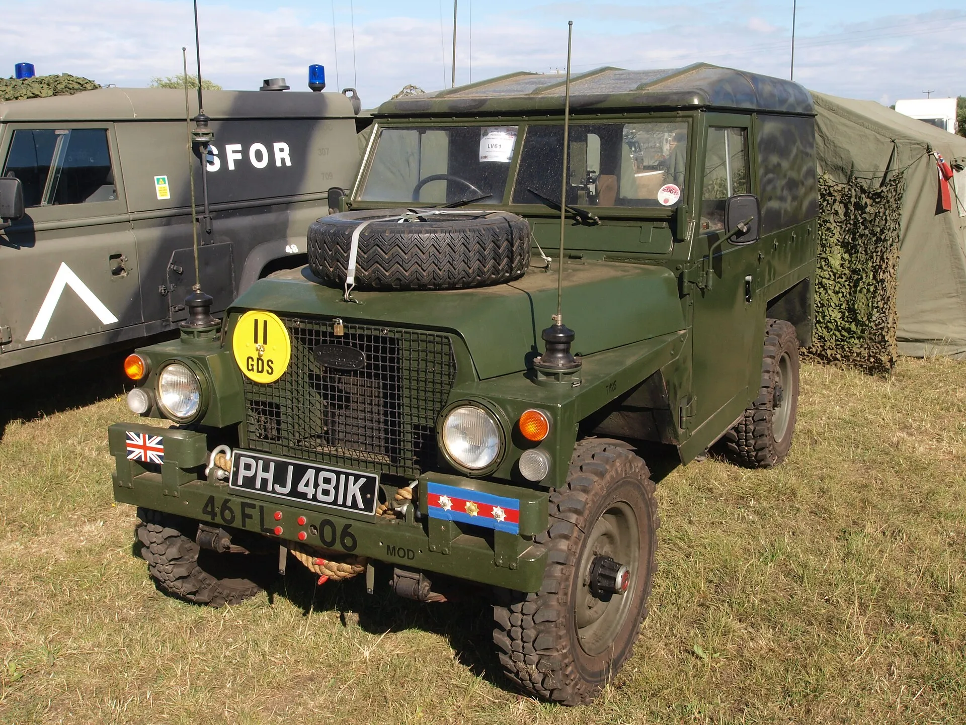 Militärischer kurzer Land Rover Series III mit Plane