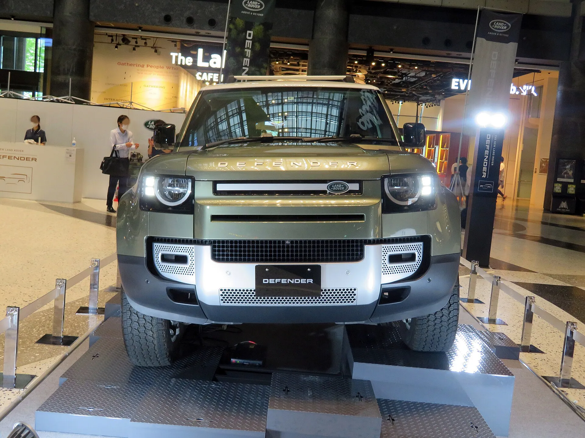 Land Rover Defender 110 der Baureihe L663 von vorn