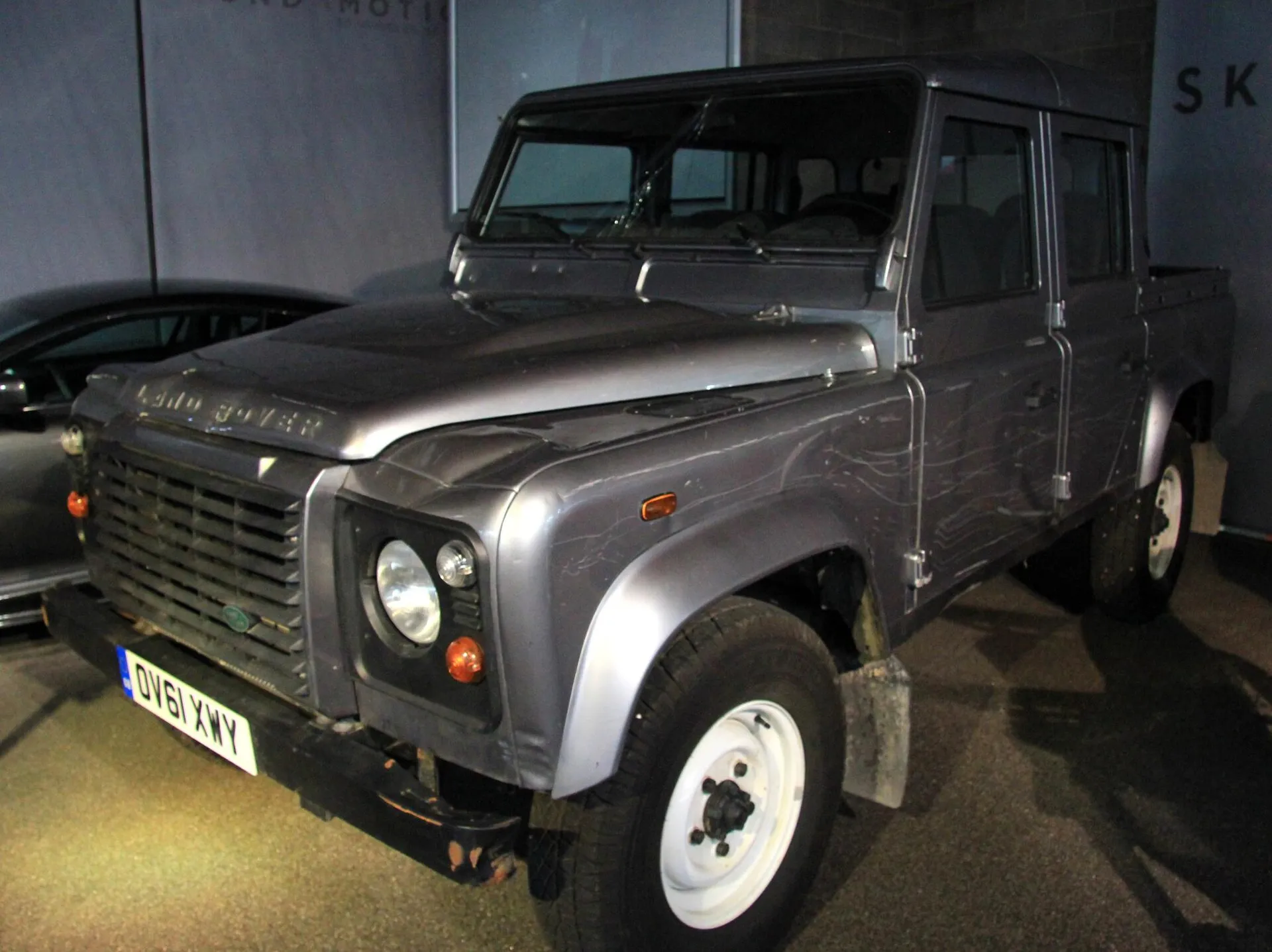 Grauer Land Rover Defender 110 aus Skyfall in einer Ausstellung