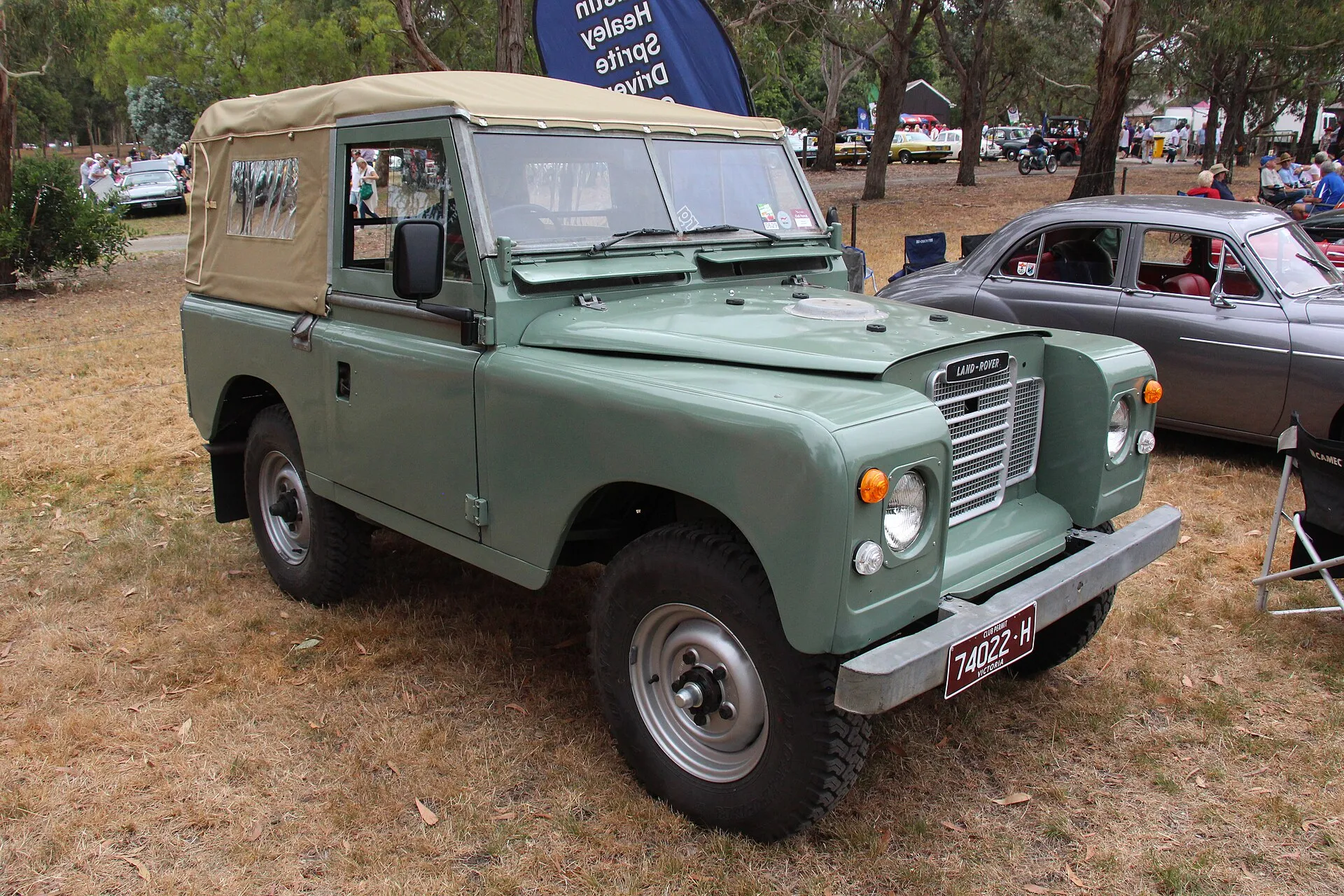 Grüner Land Rover Series III 88 mit Stoffverdeck