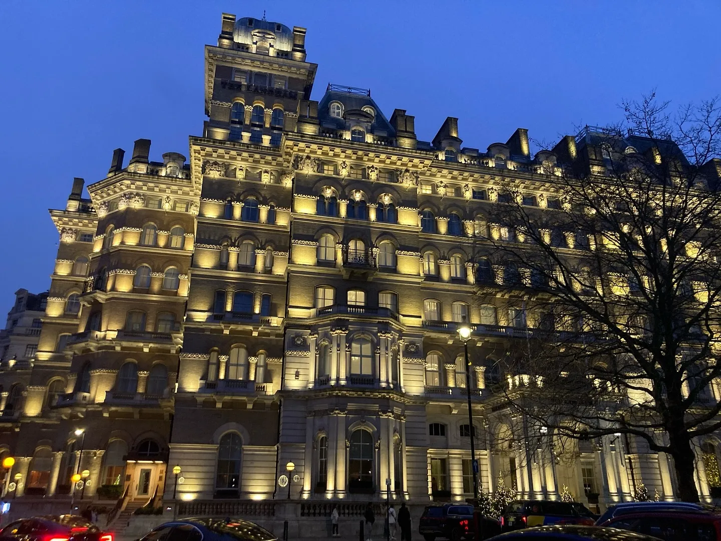 Nächtlich beleuchtete Fassade des Langham Hotels in London