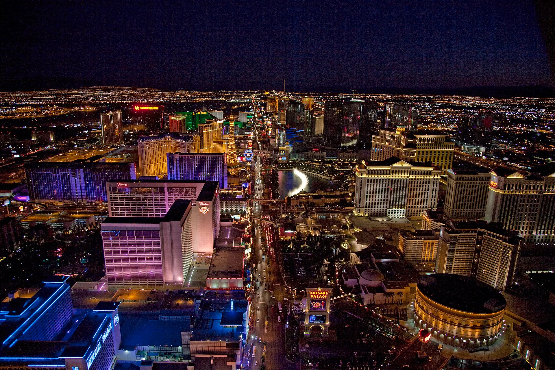 Nächtliche Luftaufnahme des Las Vegas Strip mit den erleuchteten Casino-Hochhäusern