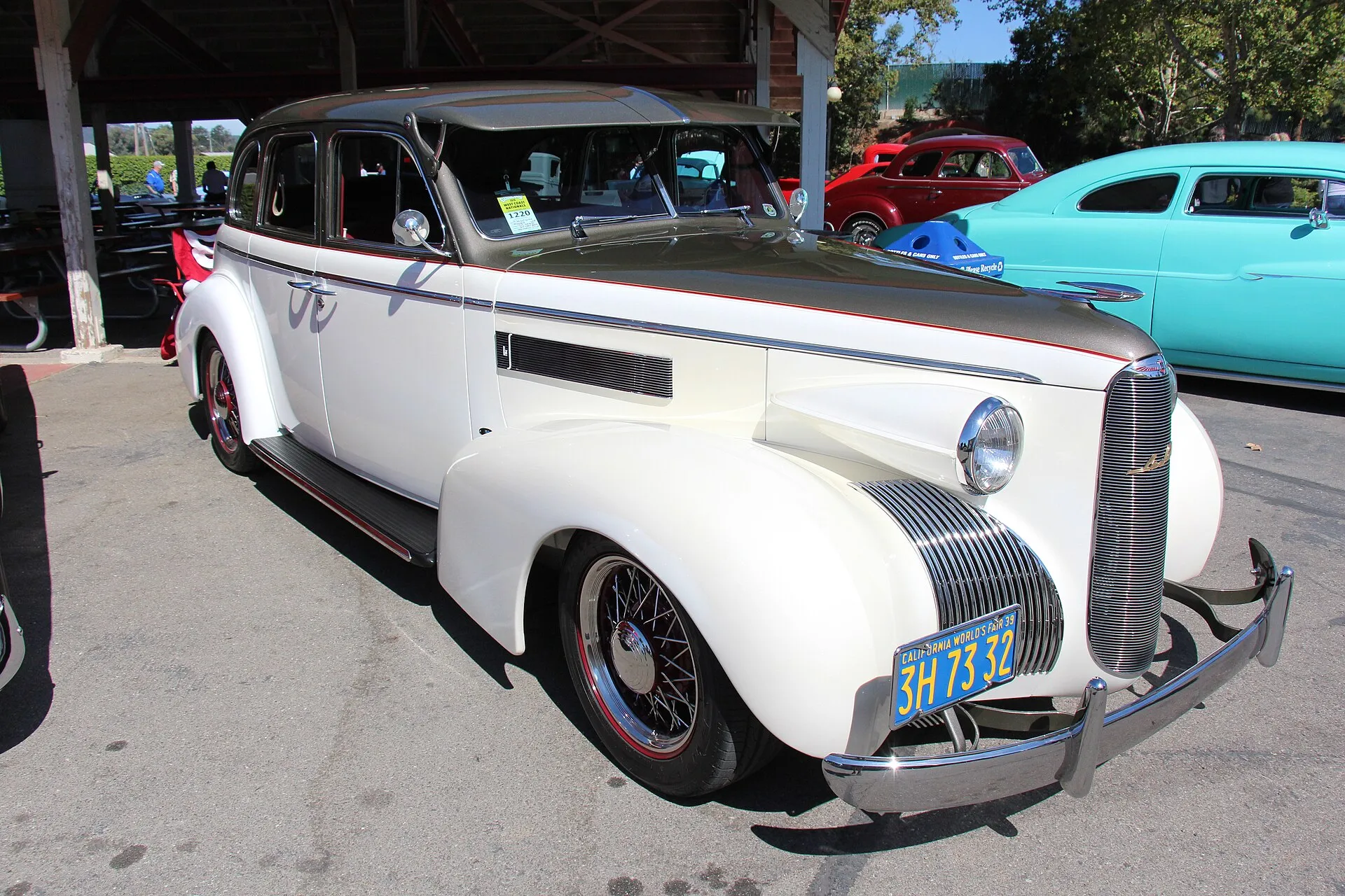 Weiße LaSalle Series 50 Limousine von 1939 mit schmalem Kühlergrill unter einem Ausstellungsdach