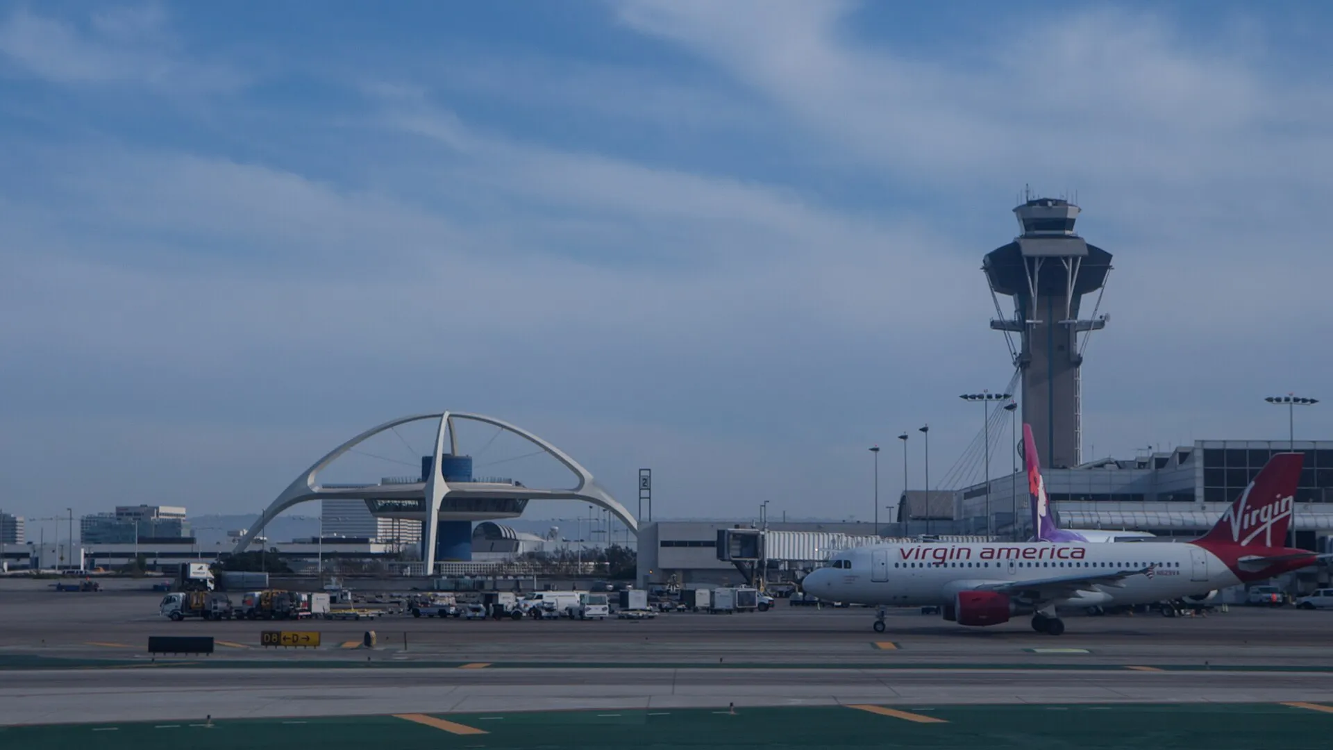 Das bogenförmige Theme Building am Flughafen Los Angeles neben dem Kontrollturm