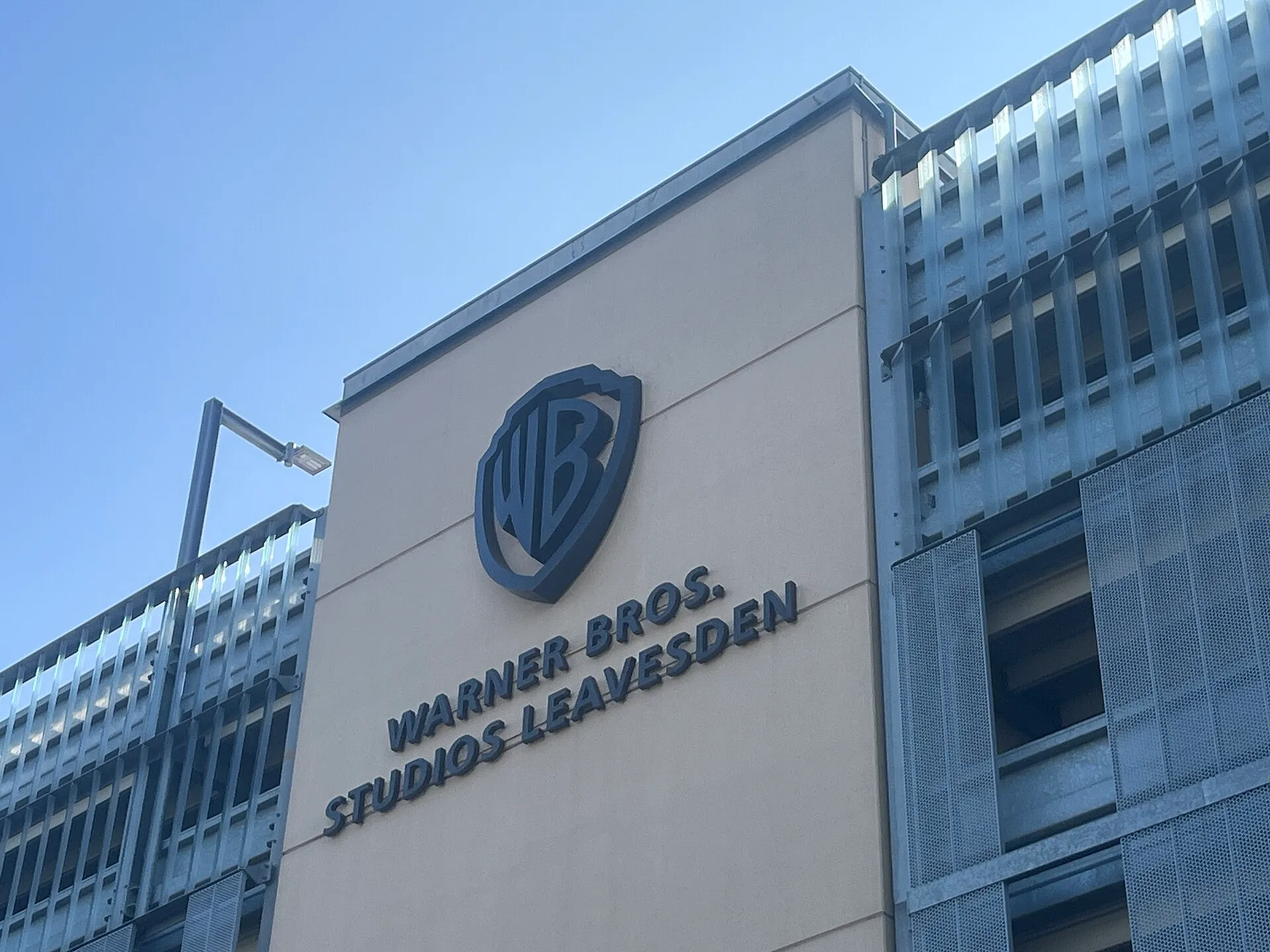 Eingangsfassade der Warner Bros. Studios Leavesden