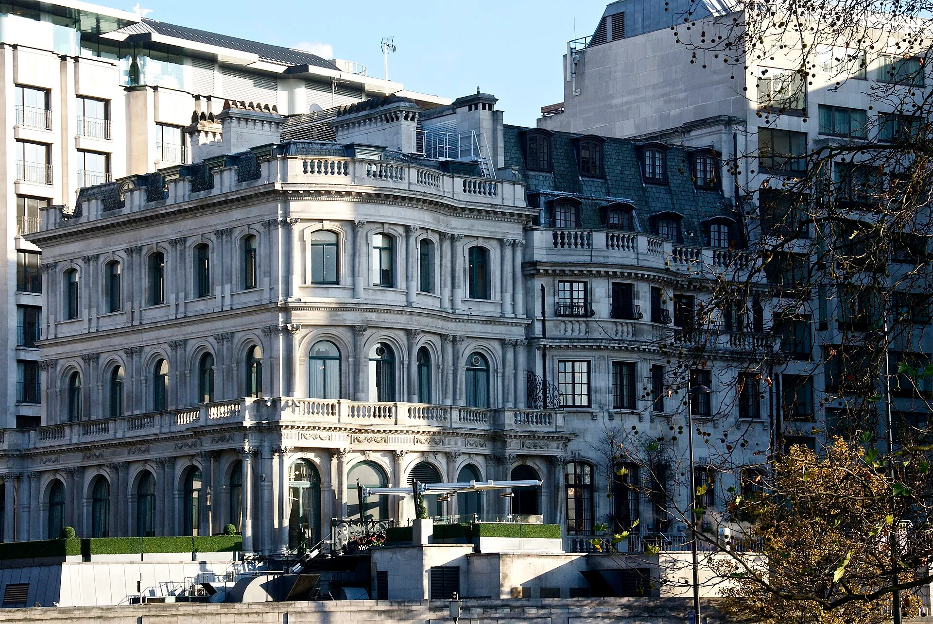 Das viktorianische Eckgebäude des Les Ambassadeurs Club an der Hamilton Place in Londons Mayfair