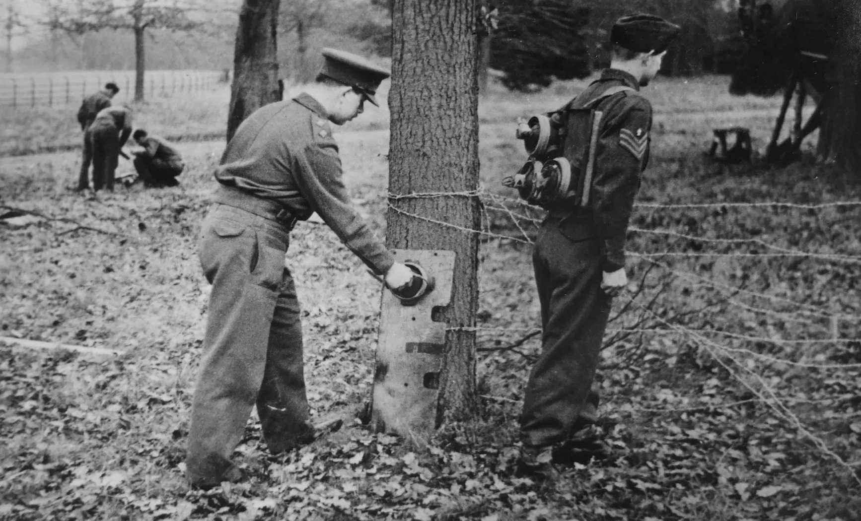 Historische Aufnahme von Soldaten beim Anbringen einer magnetischen Haftmine