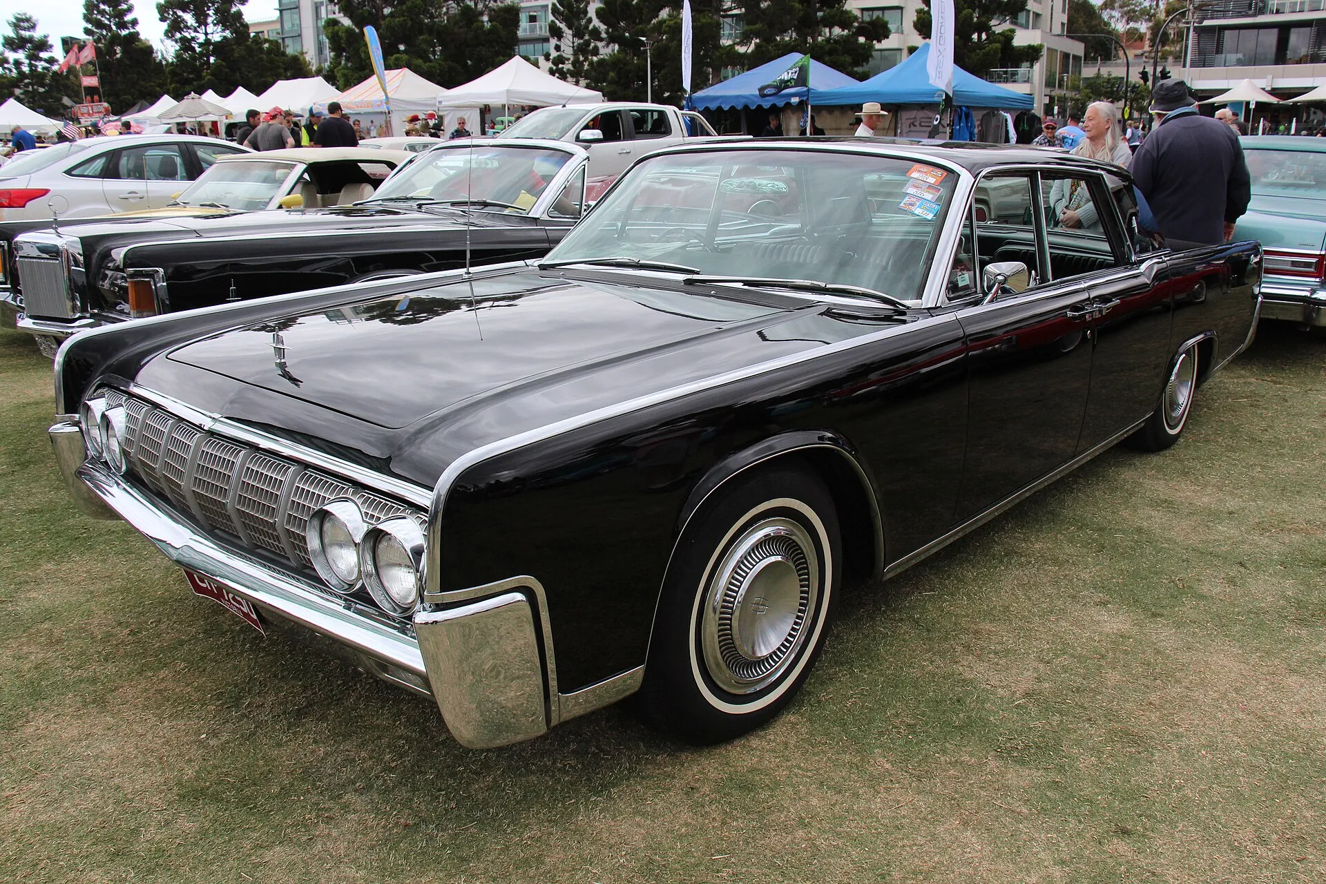 Schwarze Lincoln Continental Limousine von 1964 mit hinten angeschlagenen Türen auf einem Oldtimertreffen